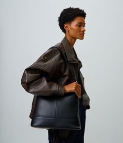Bolsa Hobo Grande em Couro com Ajuste na Alça