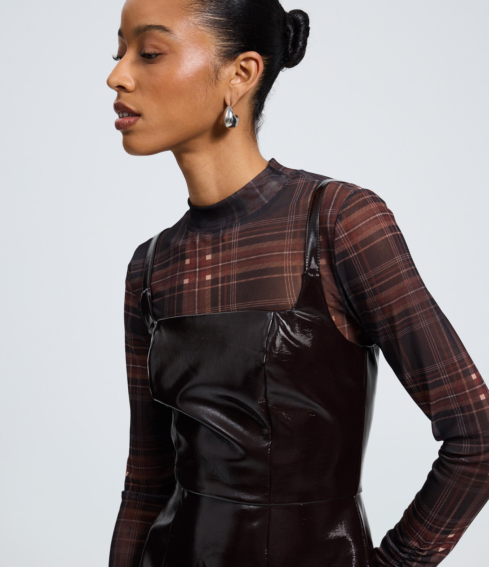 Blusa em Tule Xadrez com Mangas Drapeadas Marrom 1