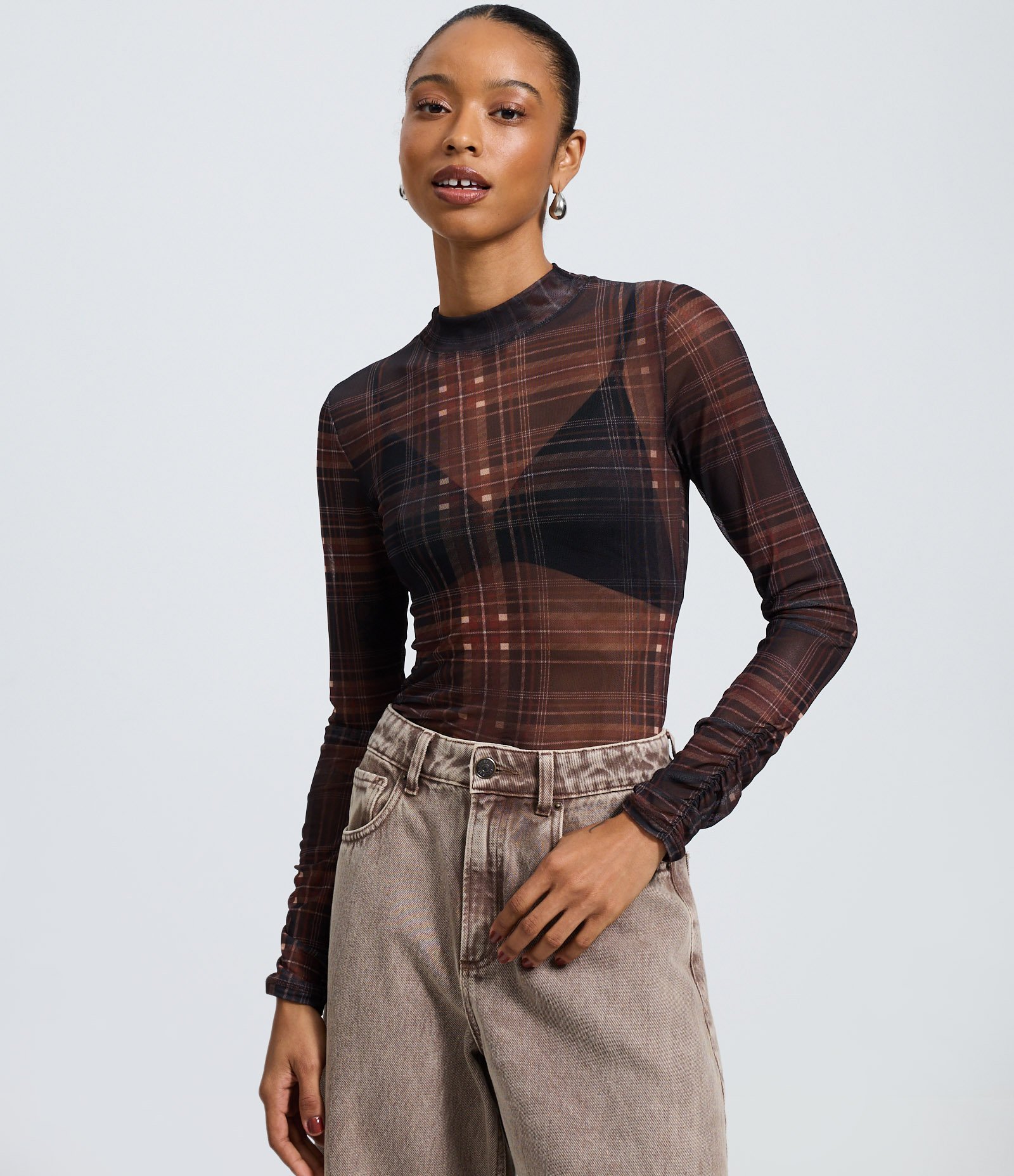 Blusa em Tule Xadrez com Mangas Drapeadas Marrom 3