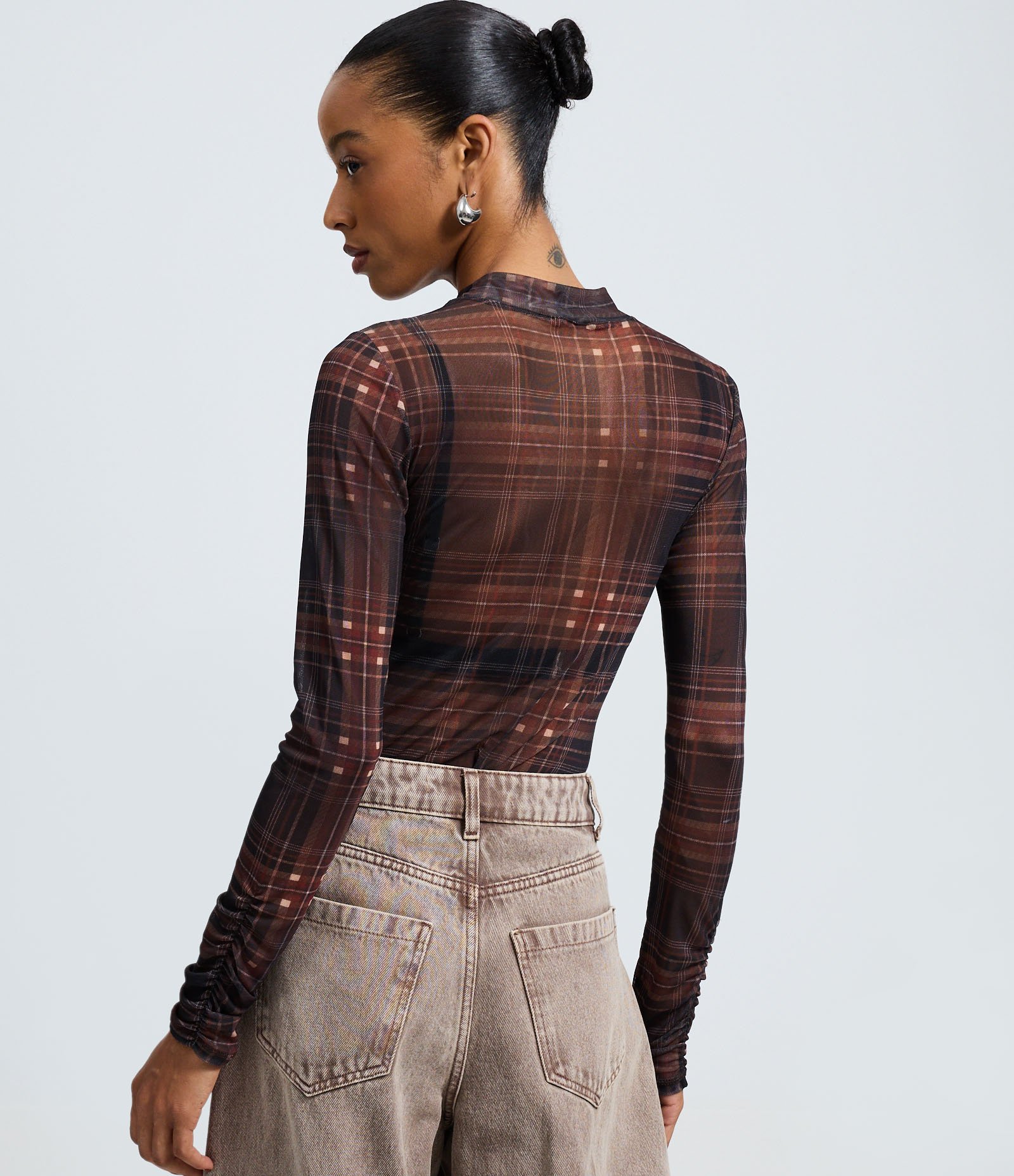 Blusa em Tule Xadrez com Mangas Drapeadas Marrom 4