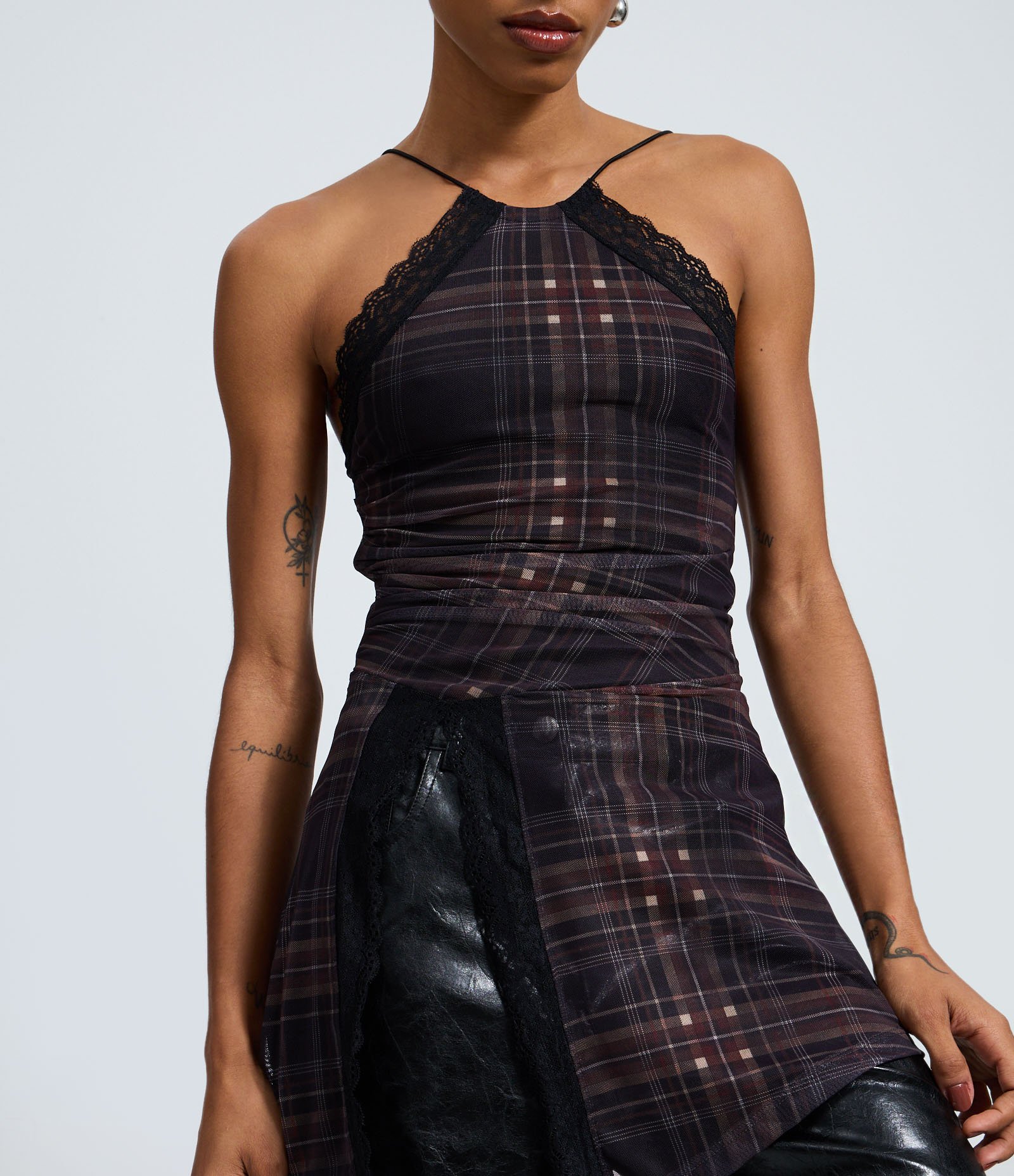 Blusa Halter em Tule Xadrez com Renda e Barra Transpassada Preto 3