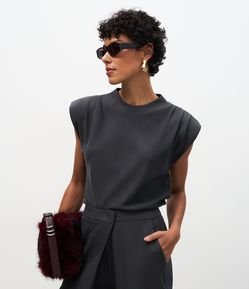 Blusa Alfaiatada com Ombros Marcados
