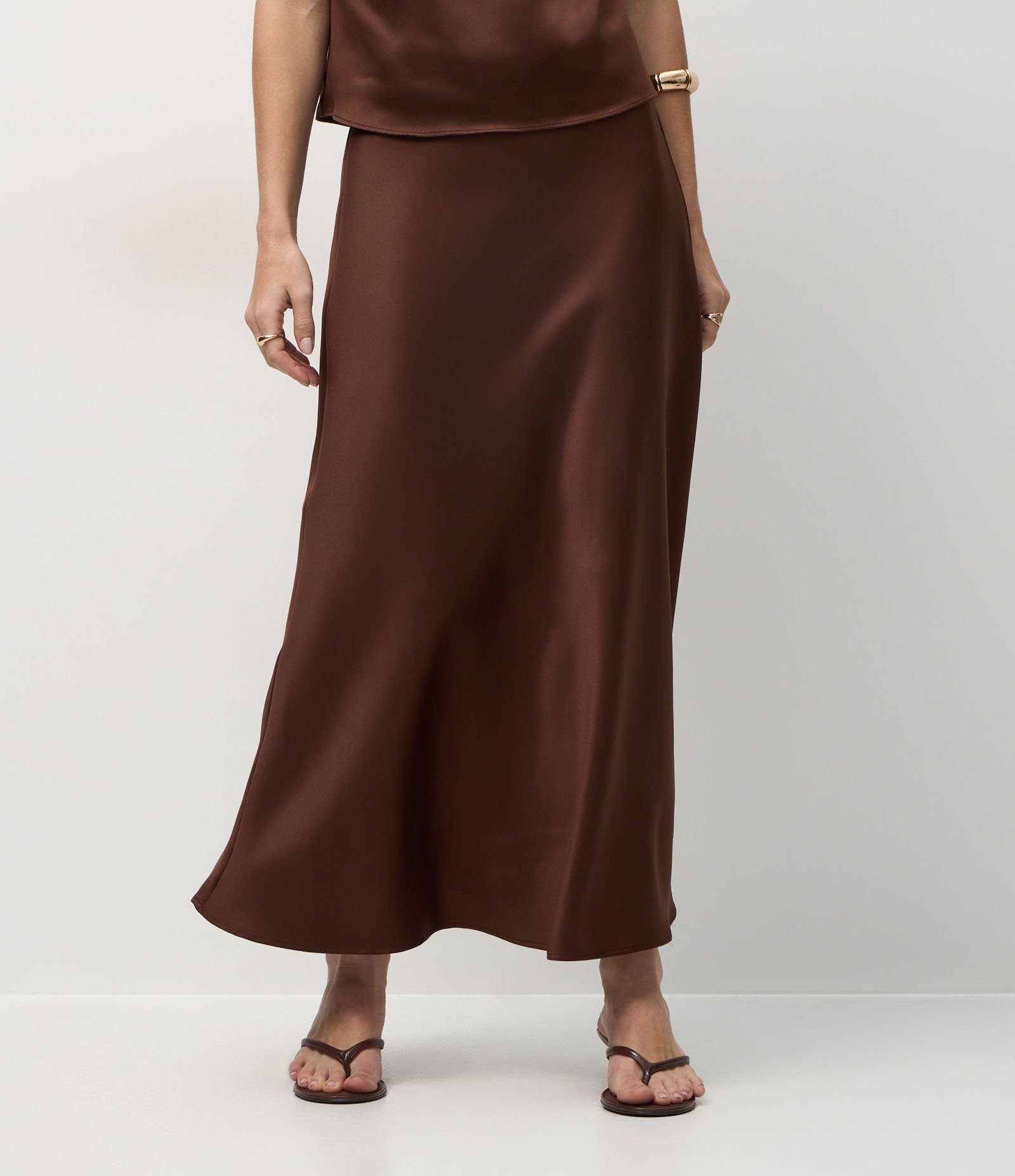 Saia Midi Acetinada Lisa Evasê Marrom 3