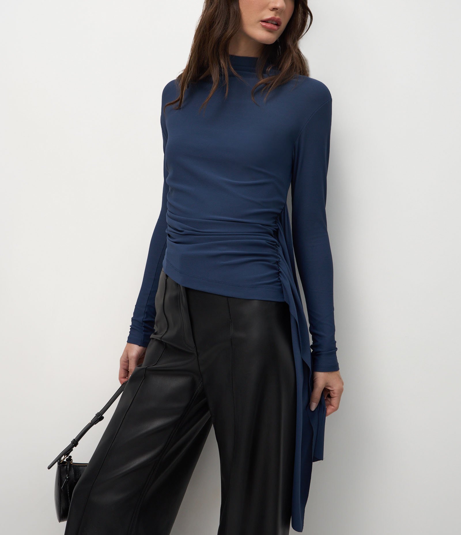 Blusa Feminina Manga Longa Gola Alta com Drapeado Assimétrico Azul 4