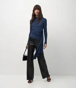 Blusa Feminina Manga Longa Gola Alta com Drapeado Assimétrico