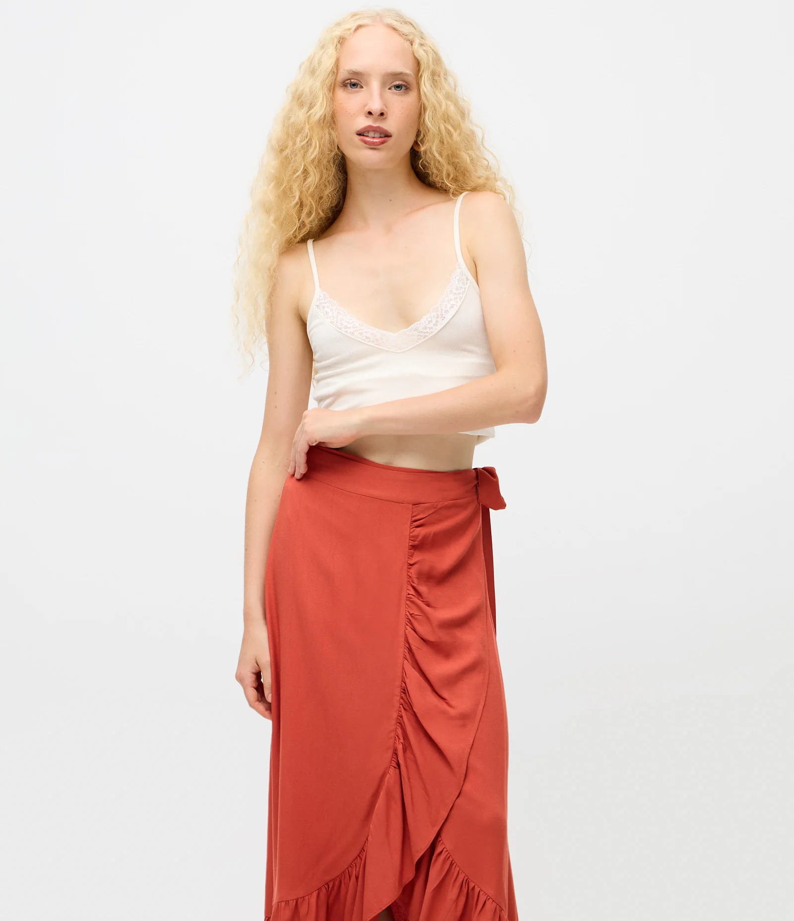 Saia Midi em Viscose com Babado Godê e Amarração Lateral Marrom 2