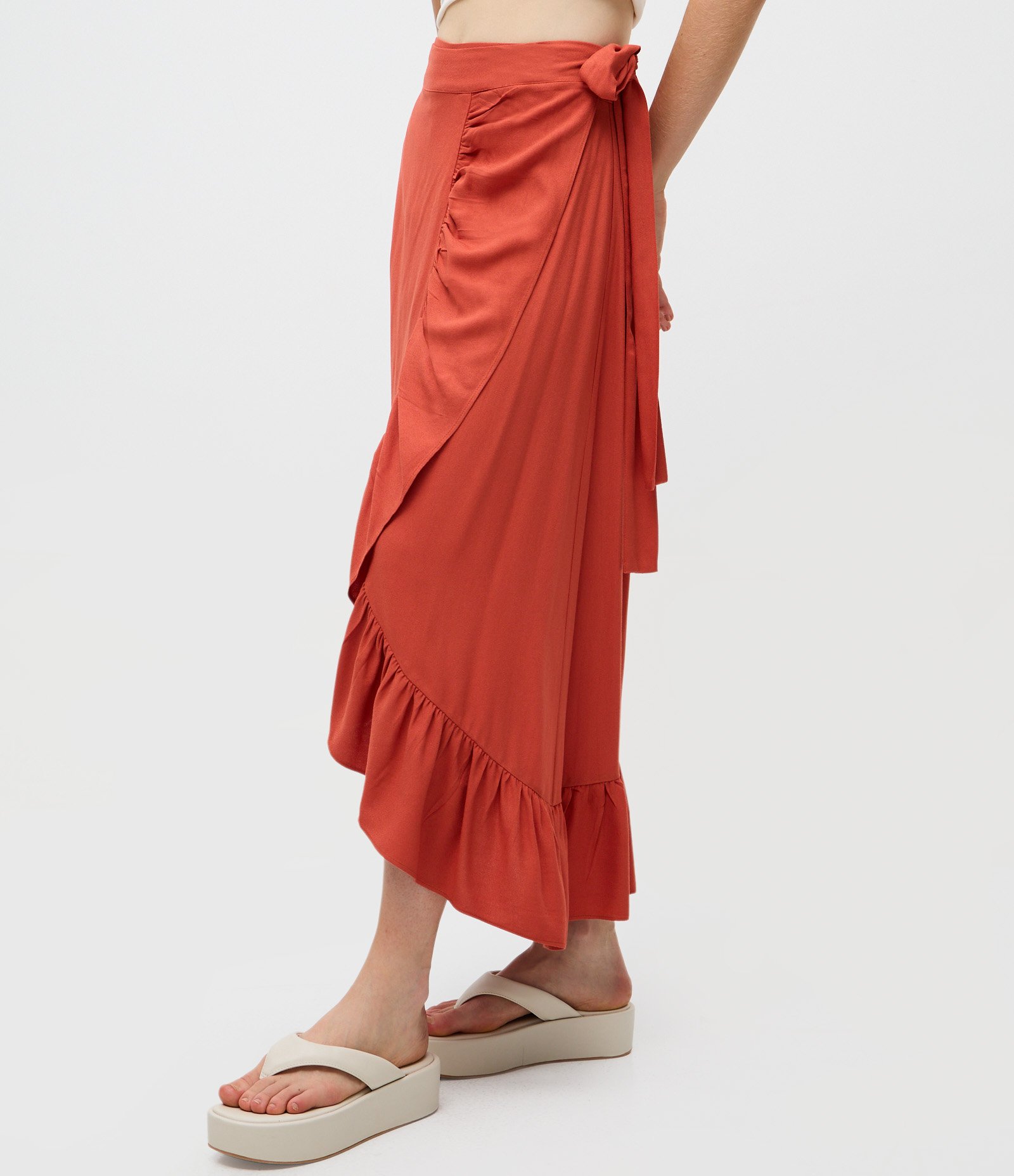 Saia Midi em Viscose com Babado Godê e Amarração Lateral Marrom 3