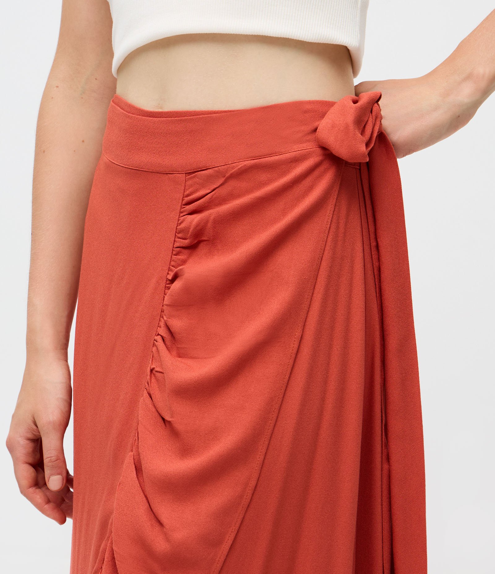 Saia Midi em Viscose com Babado Godê e Amarração Lateral Marrom 4