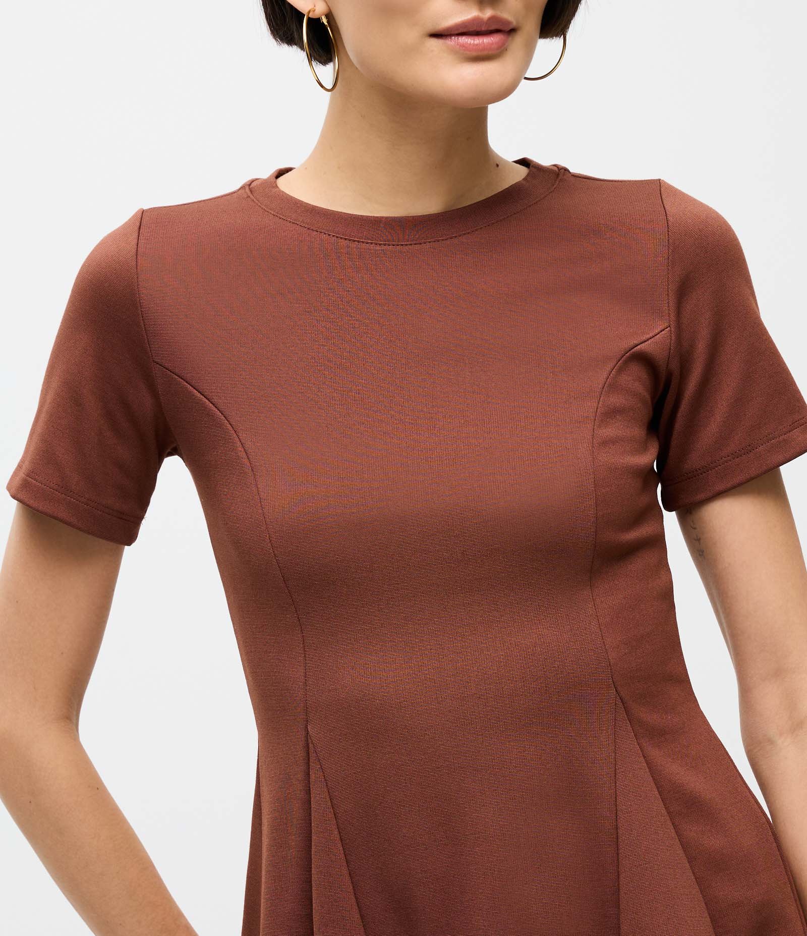 Blusa Peplum em Ponto Roma e Gola Redonda Marrom 2