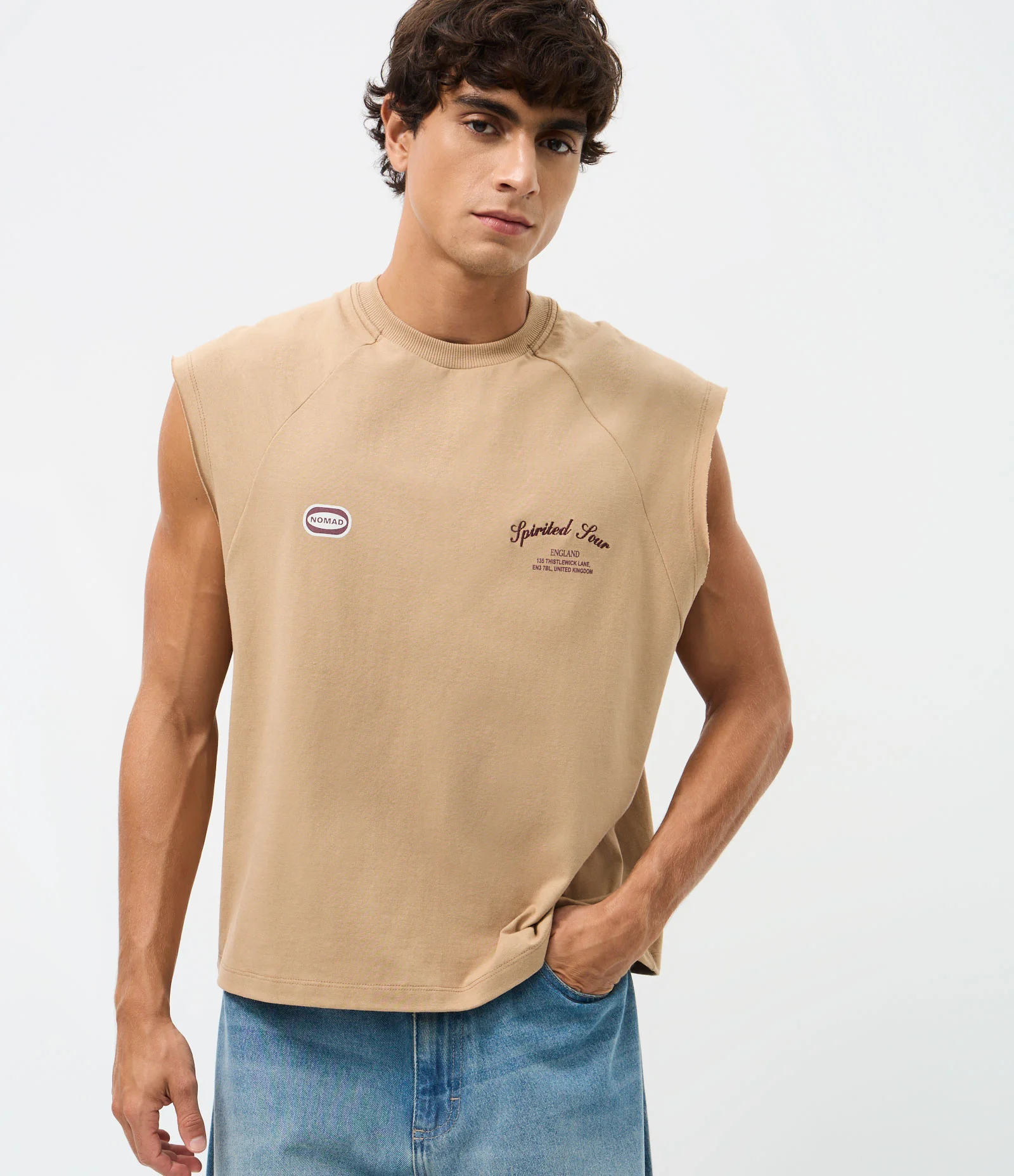 Regata Boxy em Algodão com Lettering Spirited Hour Bege 1