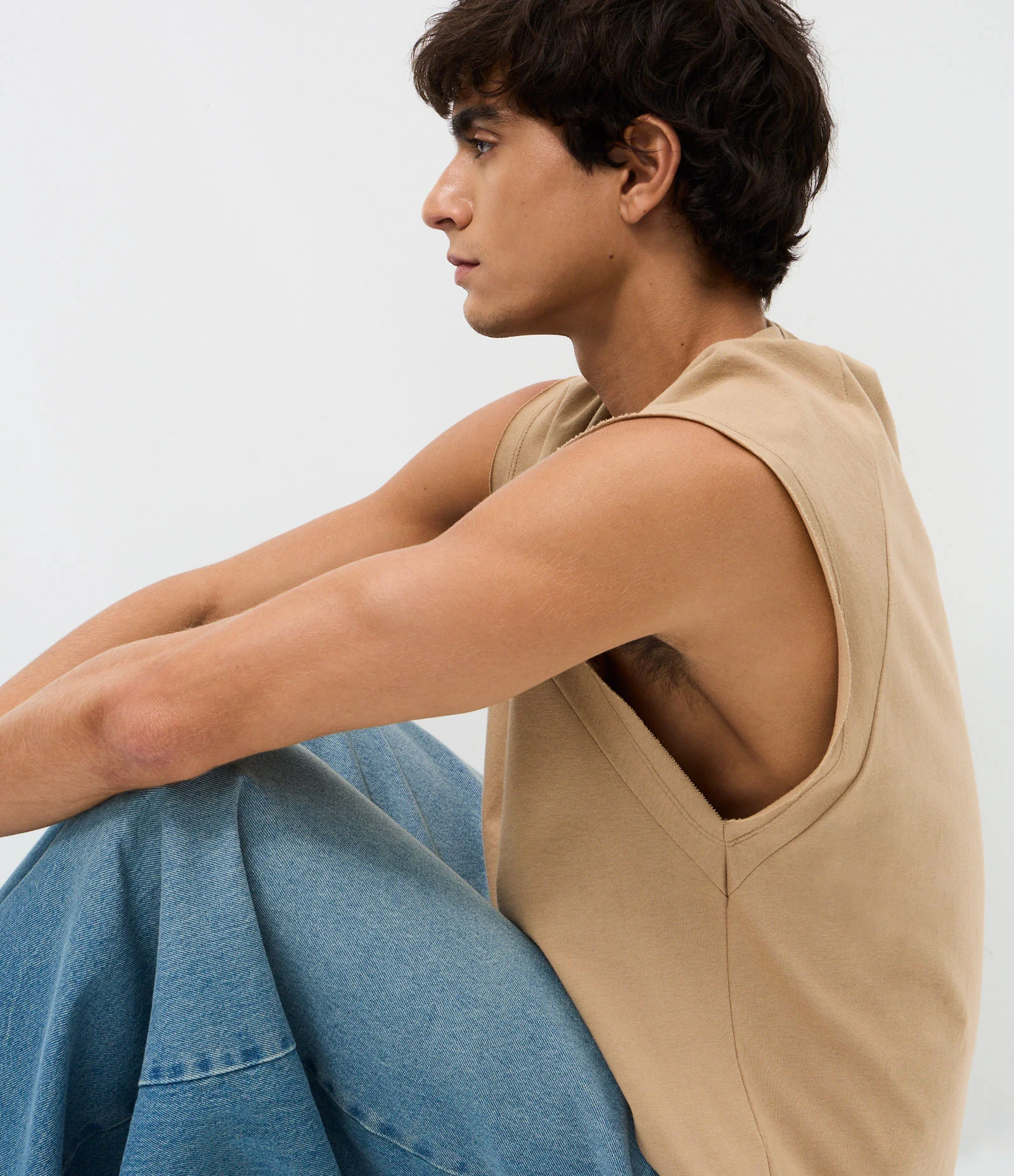 Regata Boxy em Algodão com Lettering Spirited Hour Bege 4