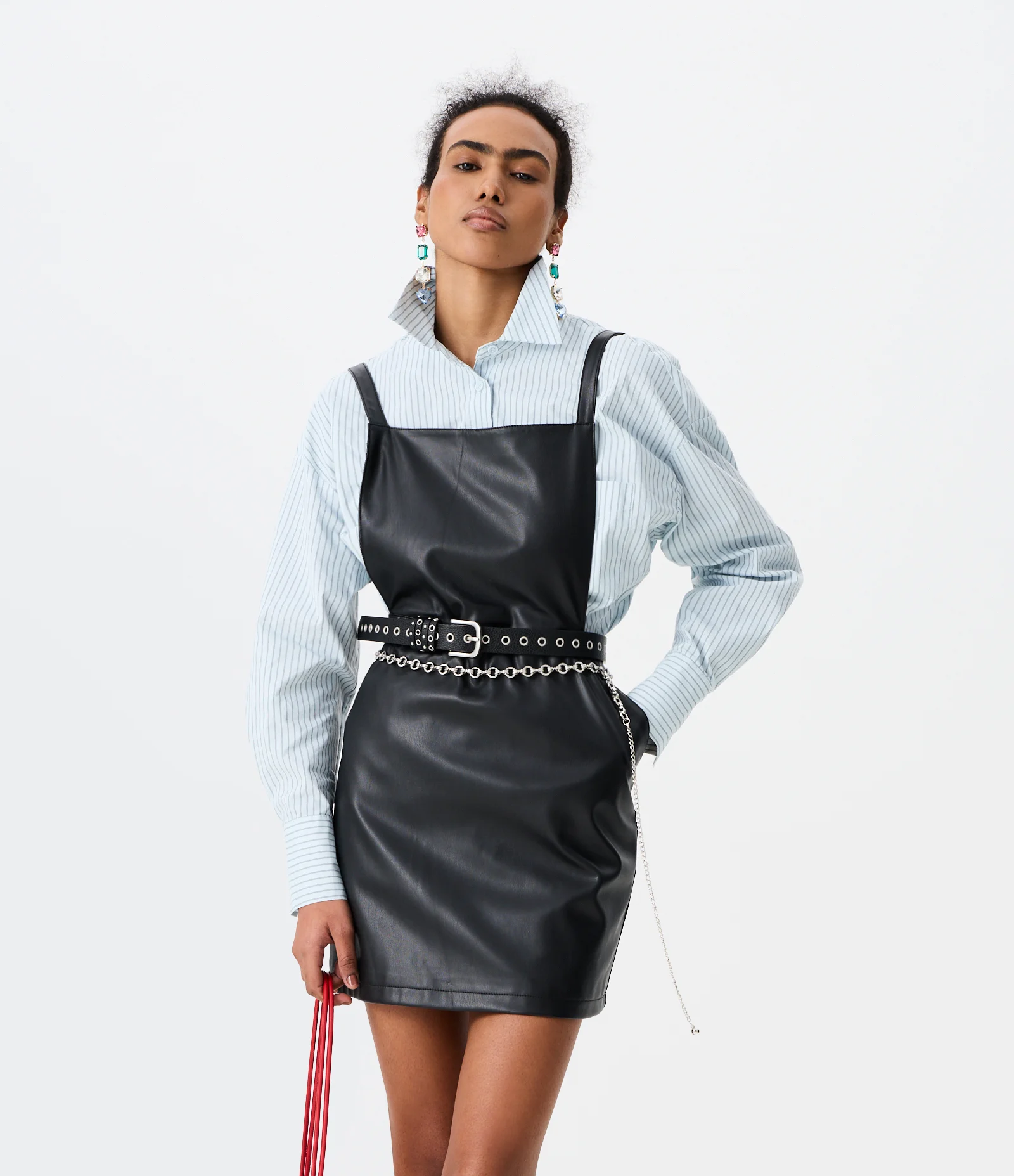 Vestido Salopete Curto em PU com Alças Largas e Recortes Posteriores Preto 1
