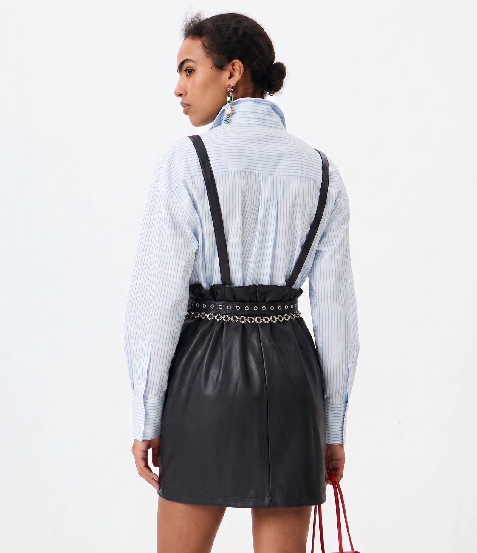 Vestido Salopete Curto em PU com Alças Largas e Recortes Posteriores Preto 5