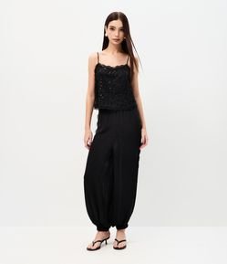 Calça Balloon em Crepe com Detalhe em Renda Lateral