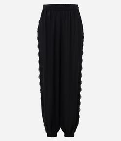 Calça Balloon em Crepe com Detalhe em Renda Lateral