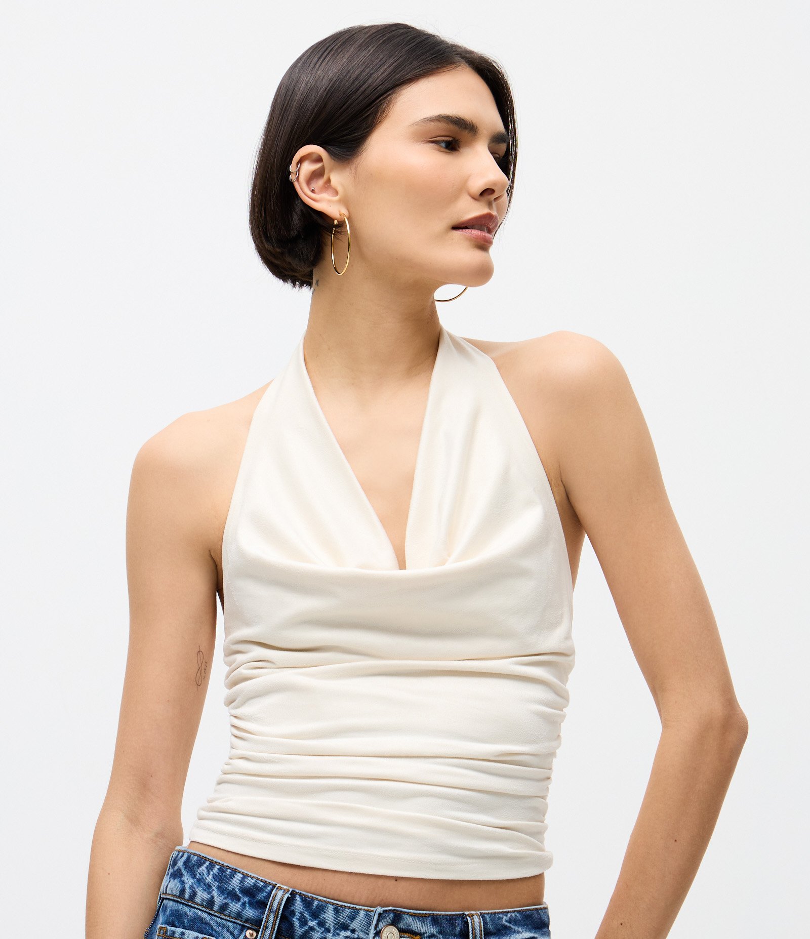 Blusa Frente Única em Suede com Decote Degagê Branco 1