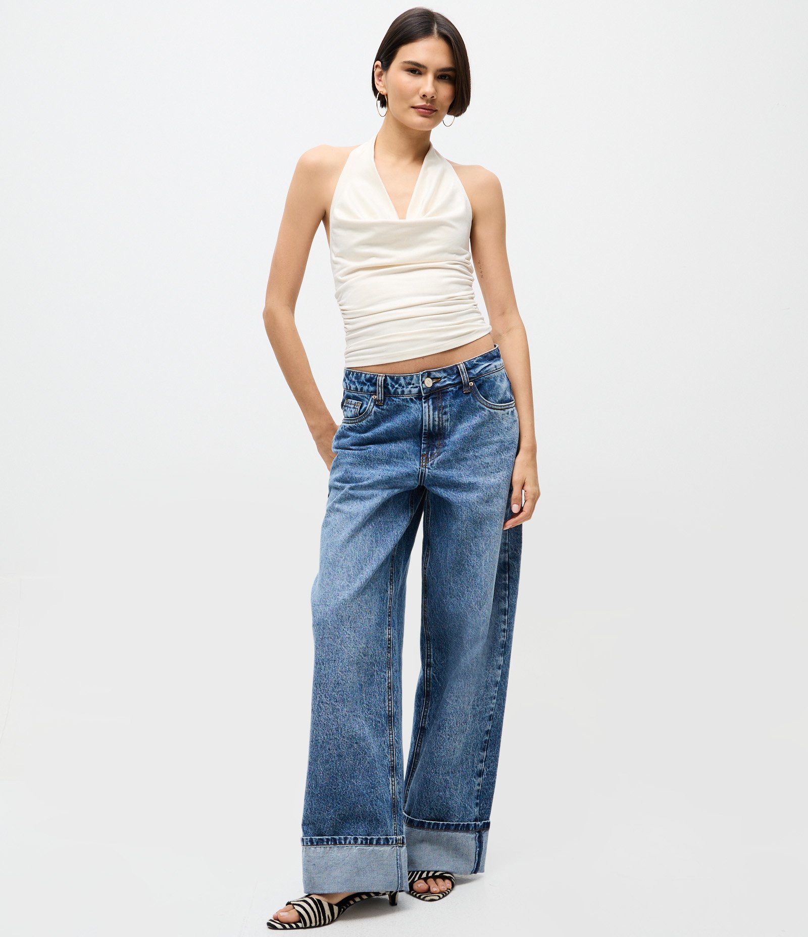 Blusa Frente Única em Suede com Decote Degagê Branco 2