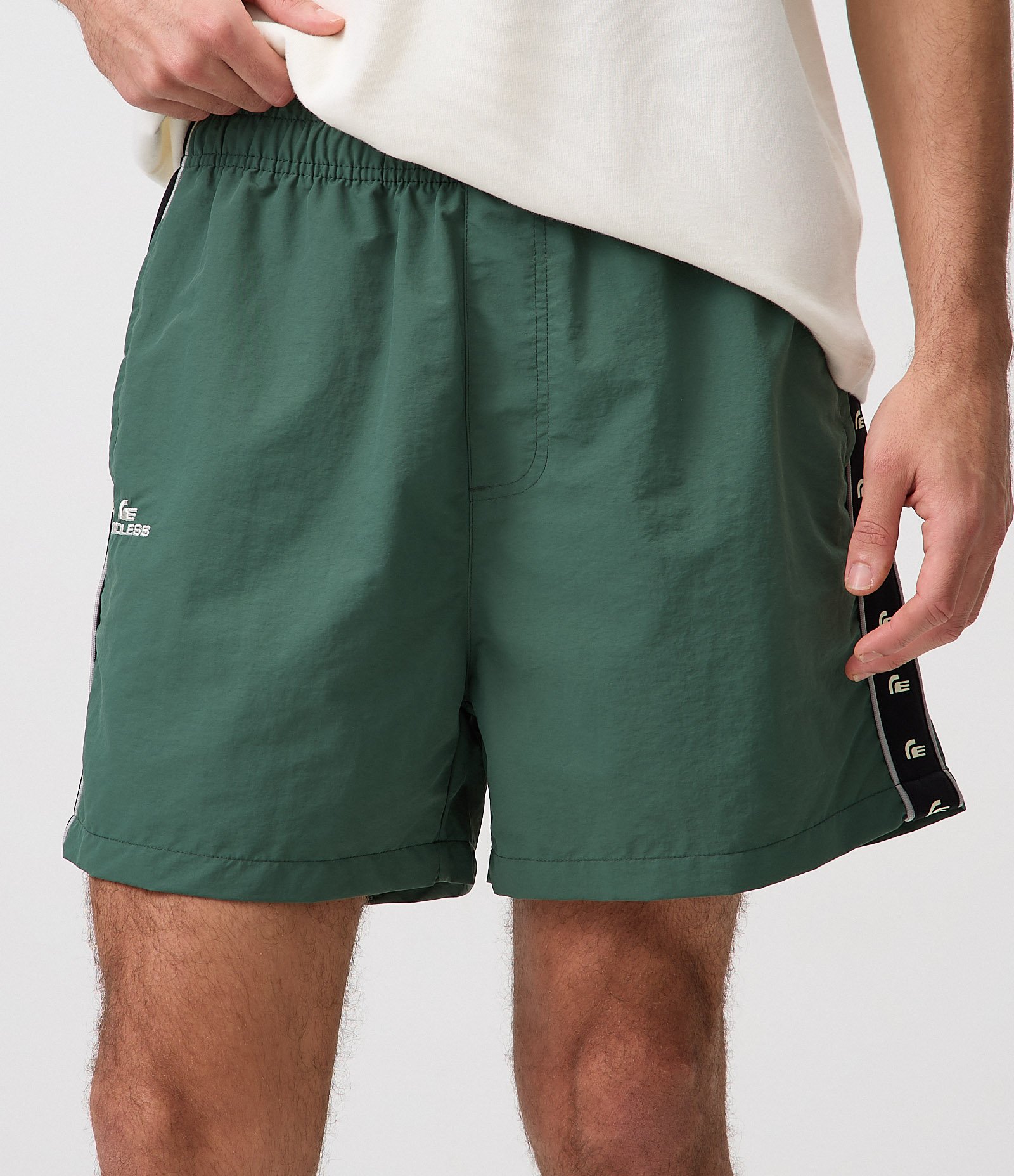 Bermuda com Bolsos e Tape Lateral com Bordado Endless Verde 2