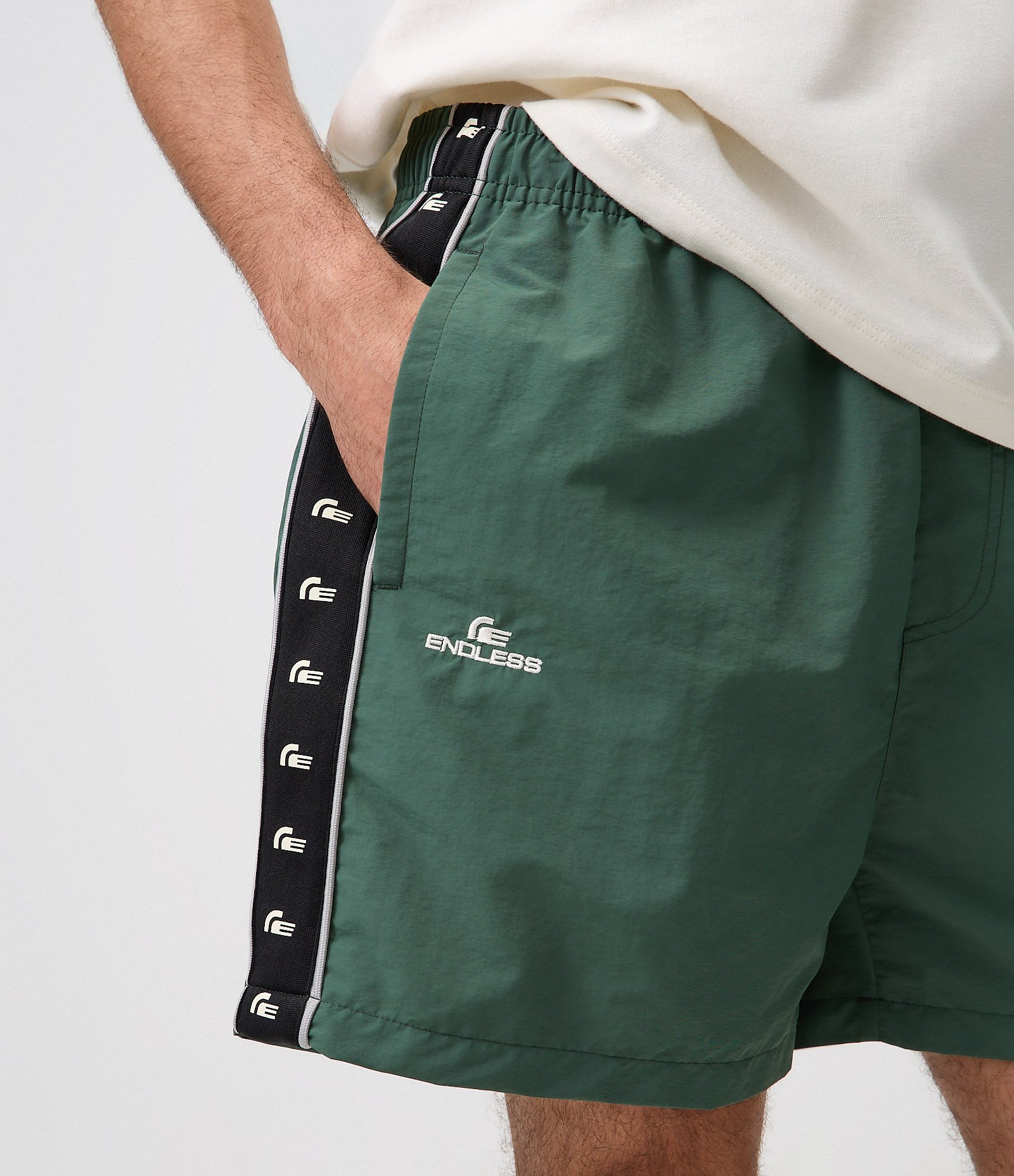 Bermuda com Bolsos e Tape Lateral com Bordado Endless Verde 3
