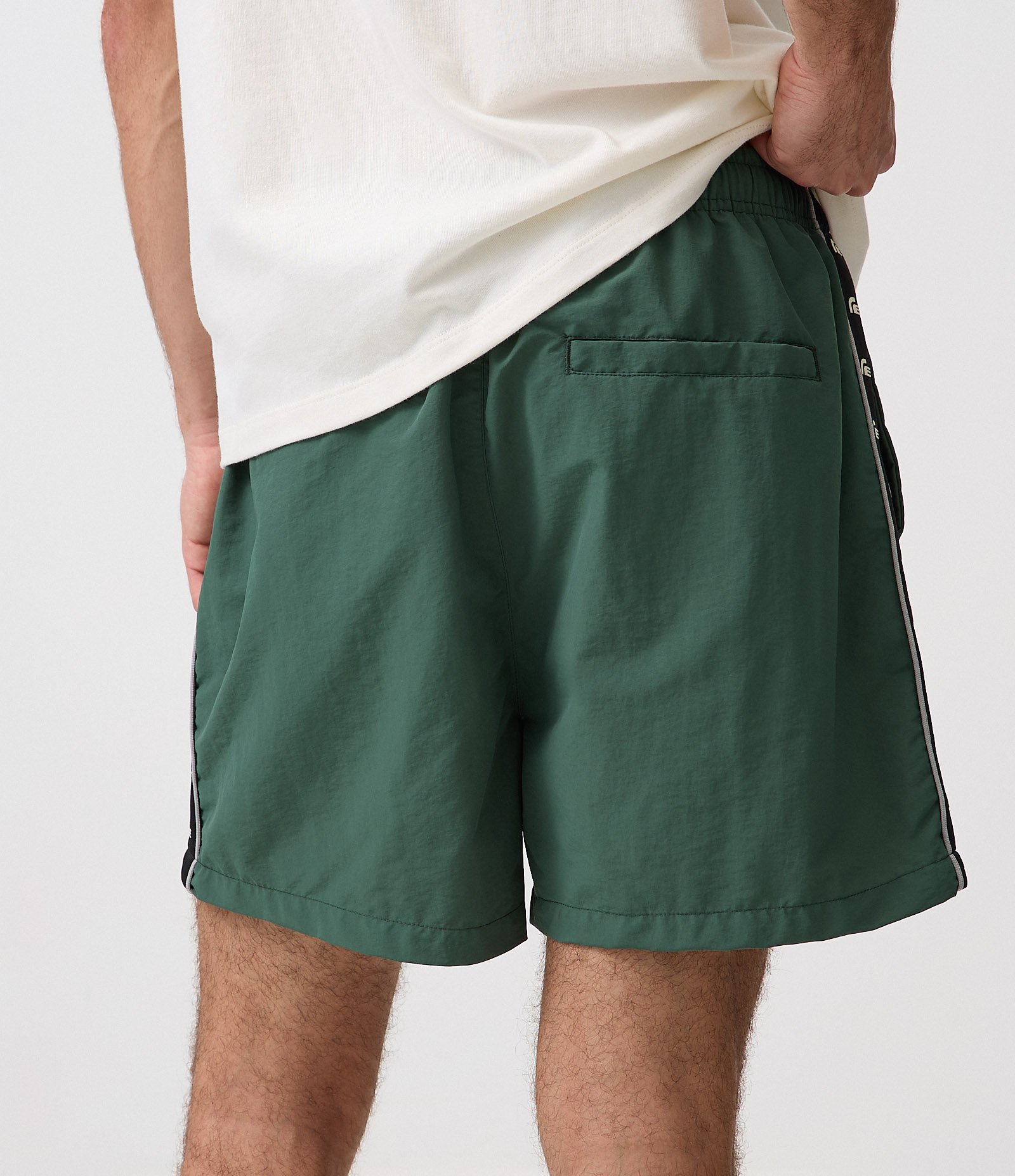 Bermuda com Bolsos e Tape Lateral com Bordado Endless Verde 4