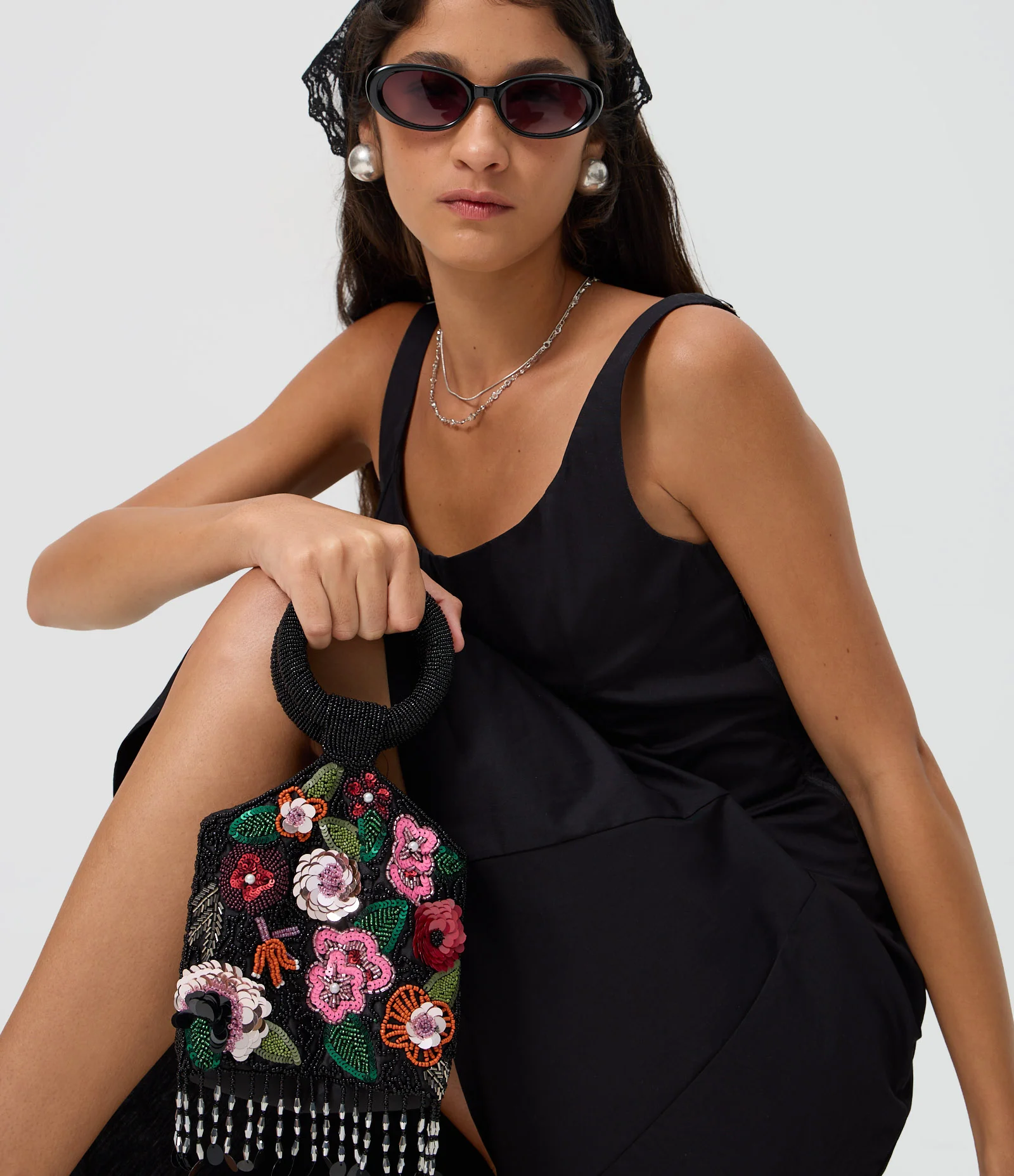 Bolsa Bordada Pequena com Franjas e Miçangas Preto 1