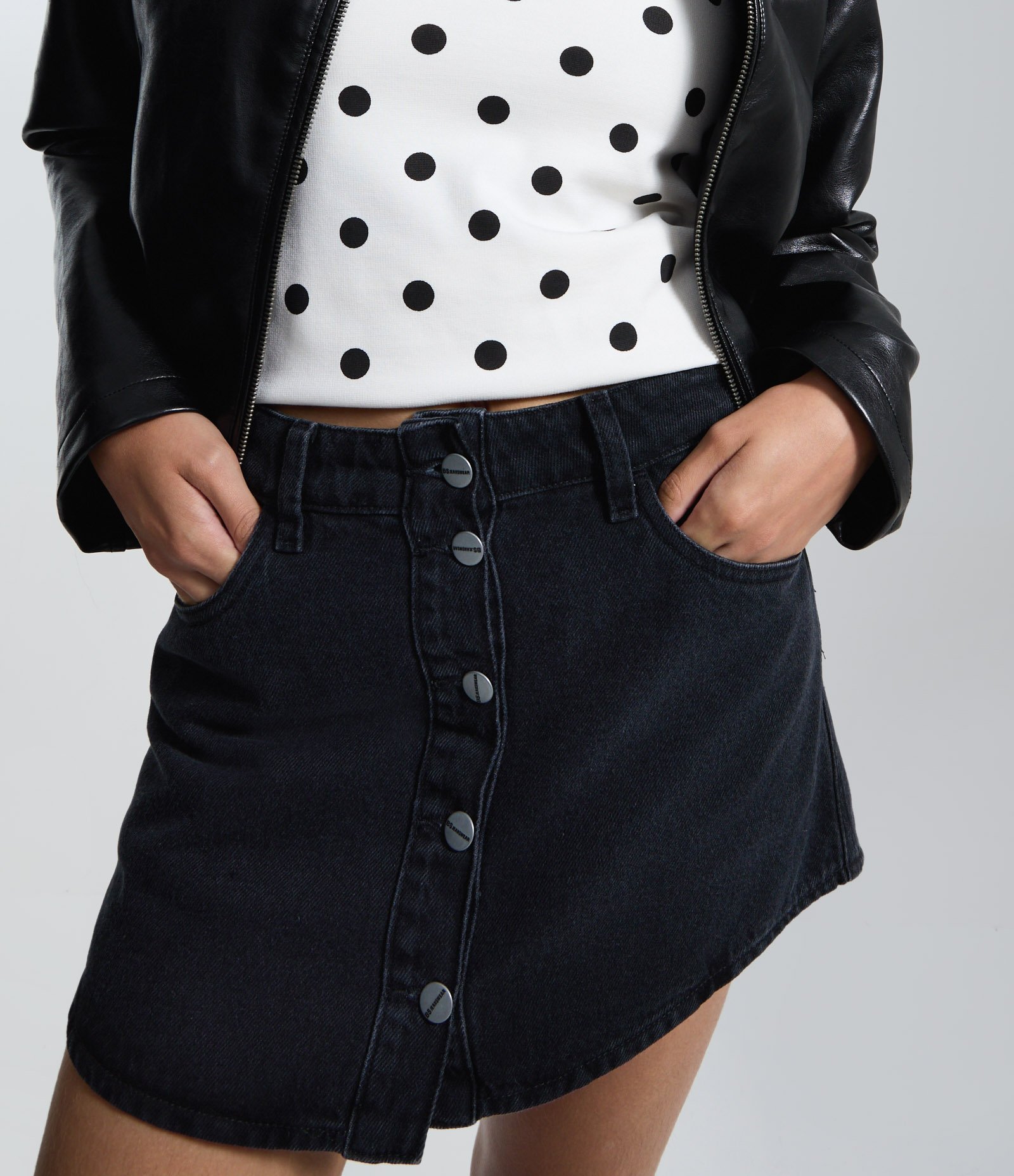Minissaia em Jeans Cintura Média com Abotoamento Frontal Preto 4