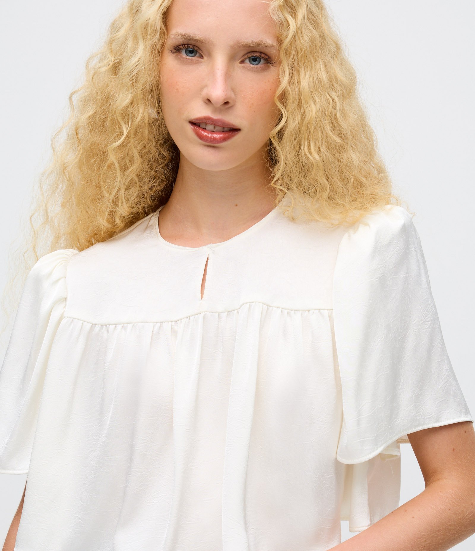 Bata Cropped Alfaiatada com Franzido Branco 3