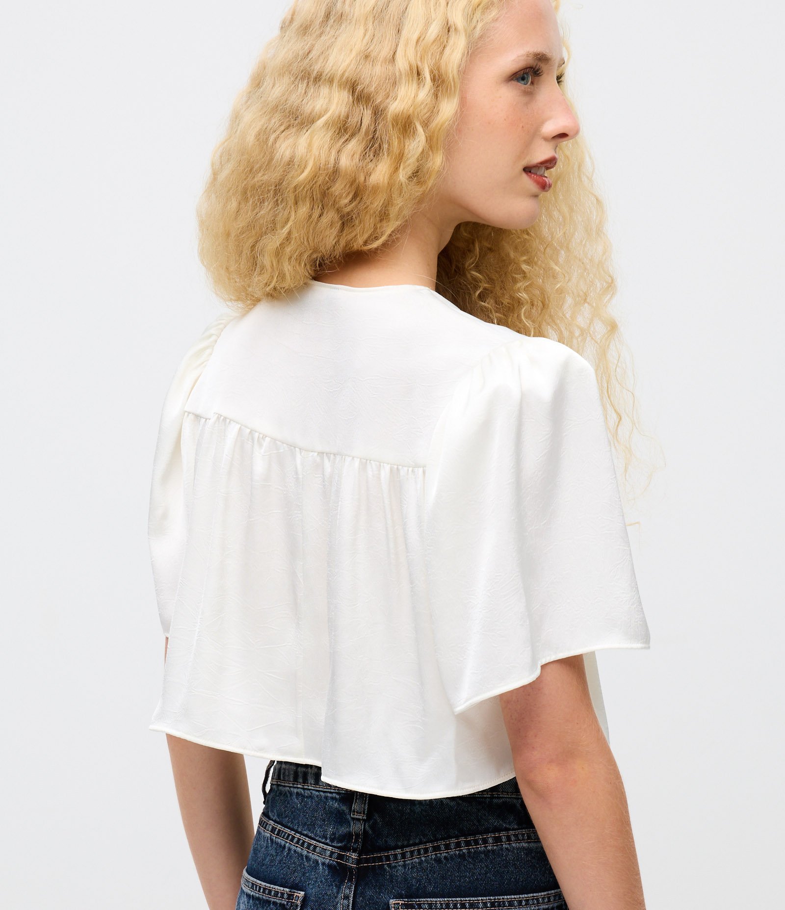 Bata Cropped Alfaiatada com Franzido Branco 4