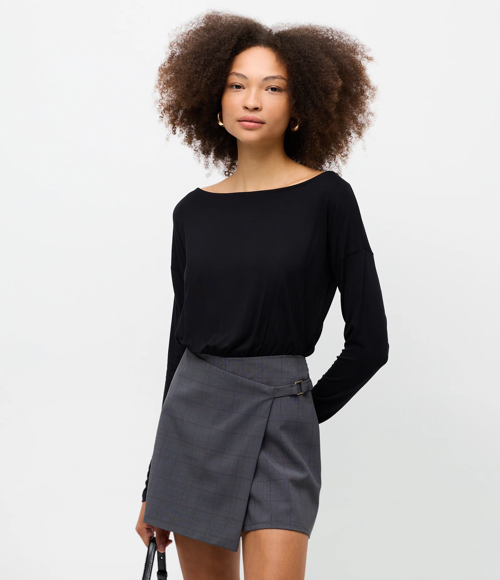 Blusa Regular em Viscose com Decote Canoa Preto 1
