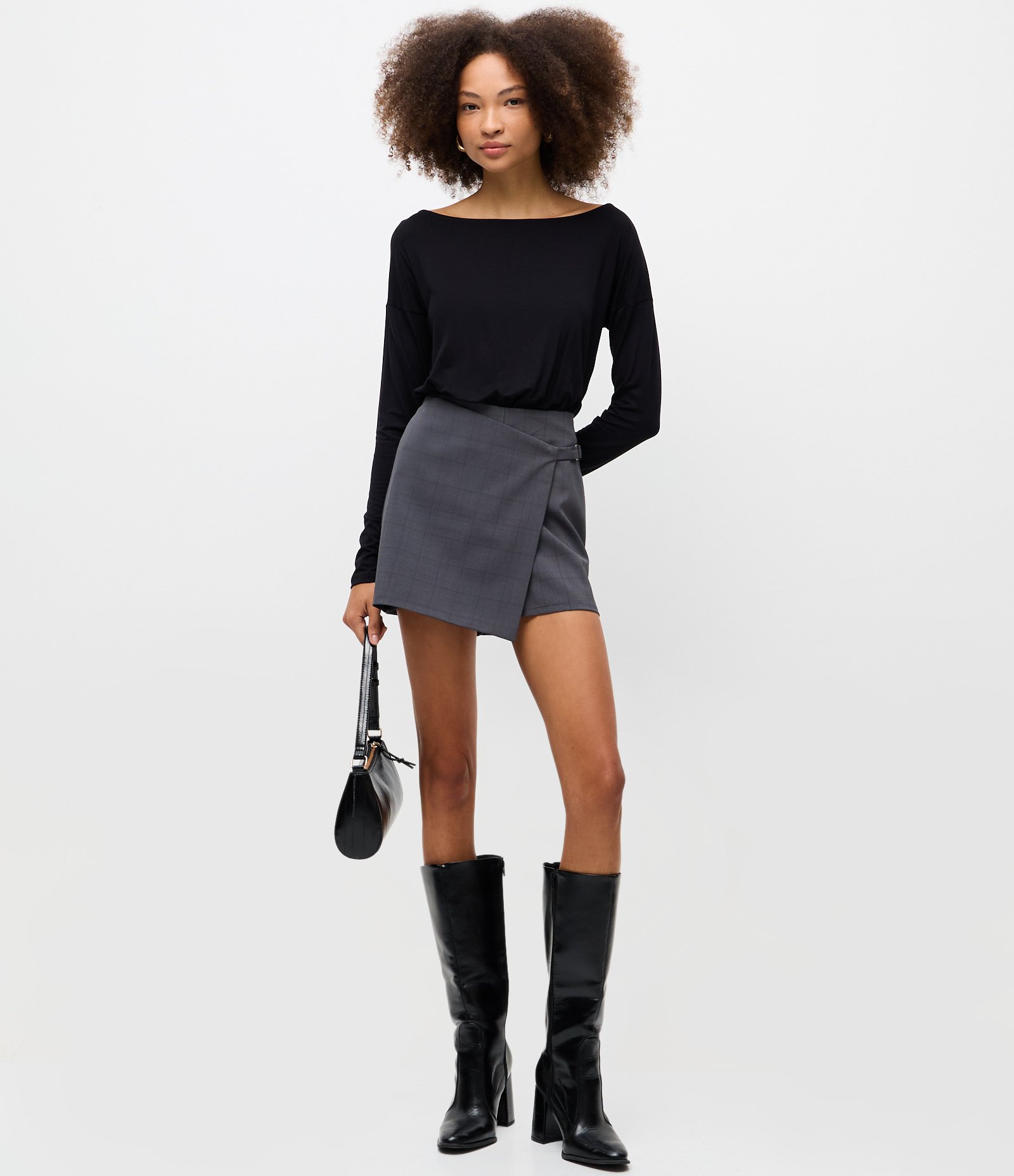 Blusa Regular em Viscose com Decote Canoa Preto 2