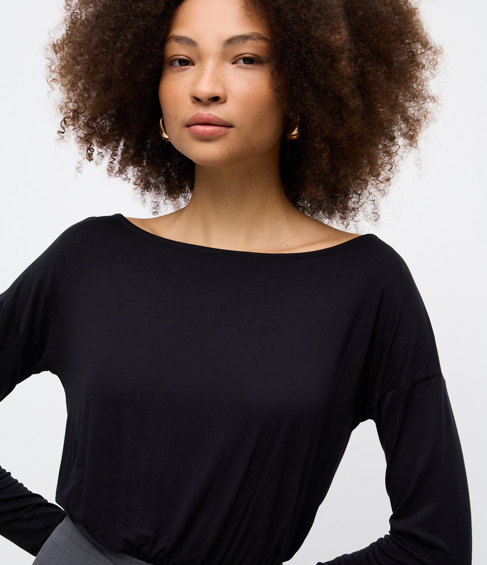 Blusa Regular em Viscose com Decote Canoa Preto 3