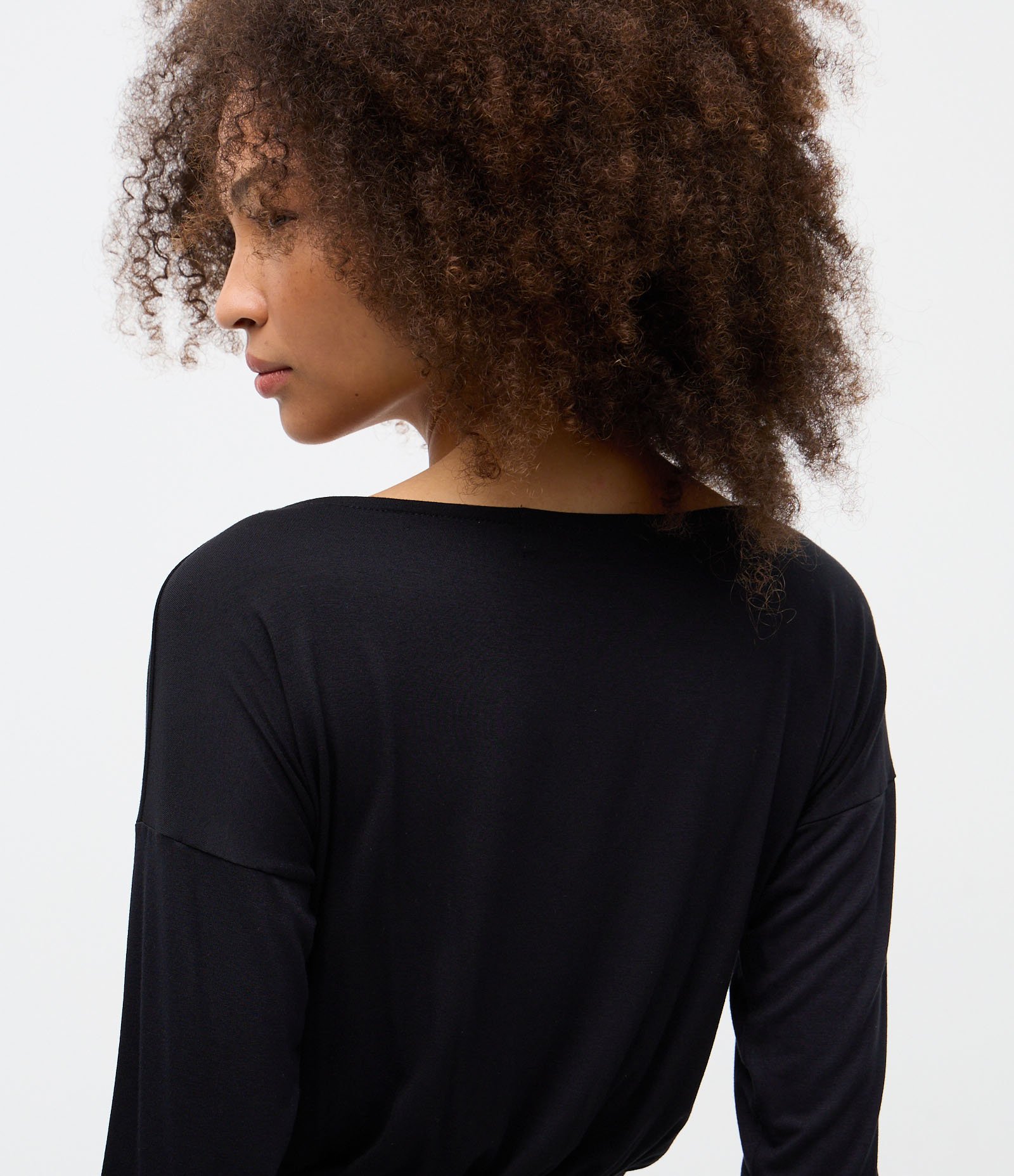 Blusa Regular em Viscose com Decote Canoa Preto 4