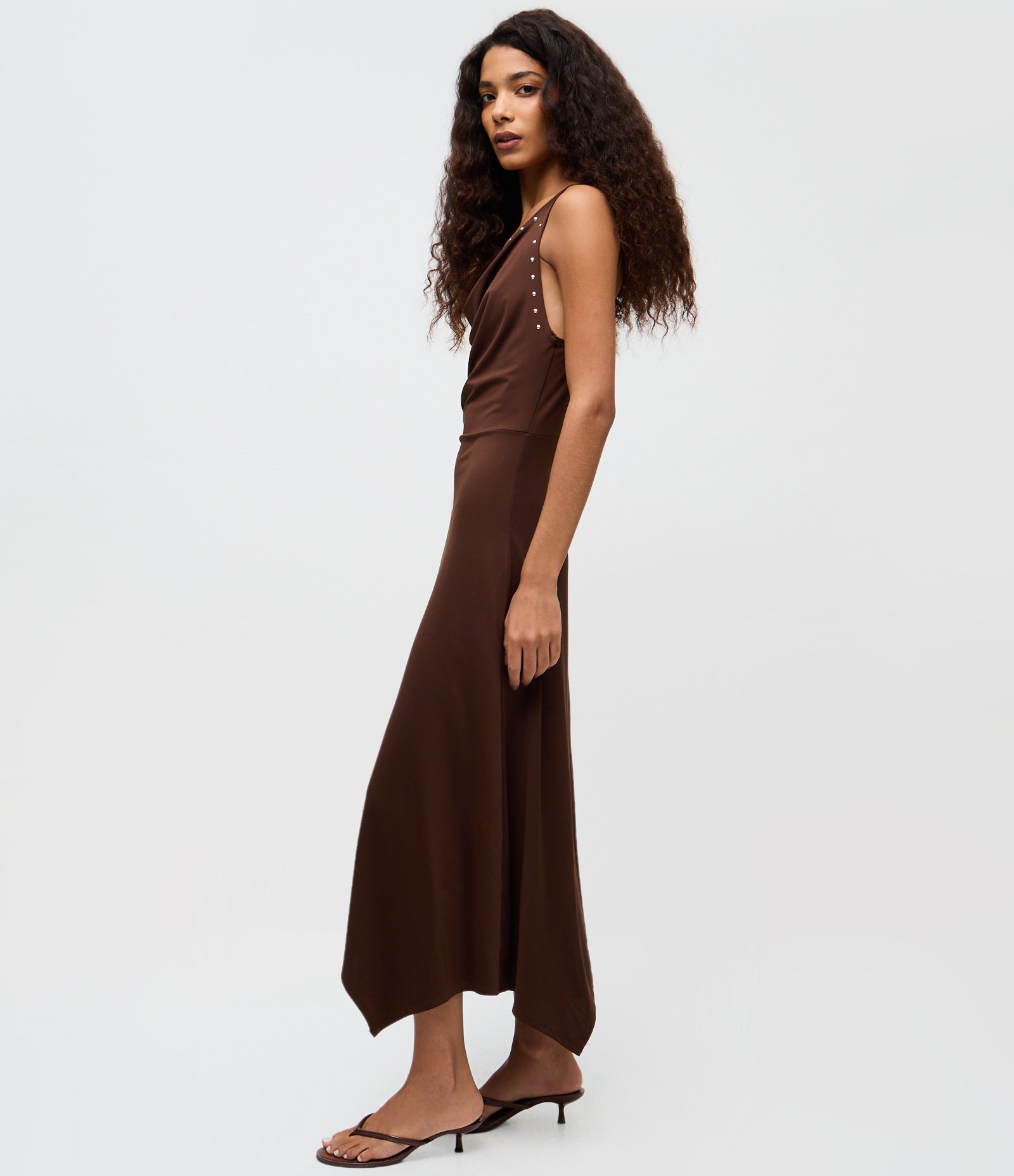 Vestido Midi com Decote Degagê e Tachas Marrom 1
