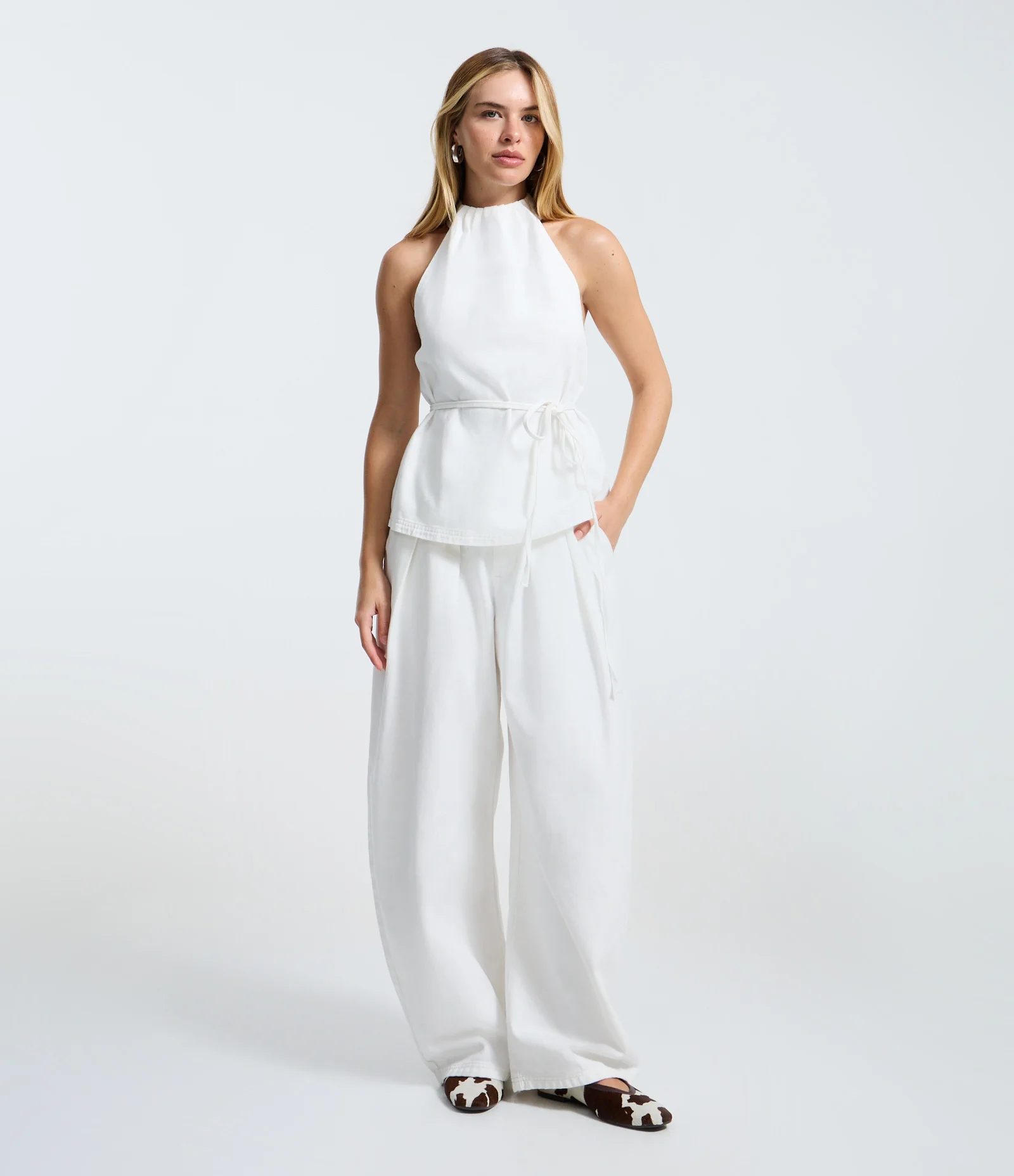 Calça Barrel em Sarja com Pregas e Cintura Alta Branco 1