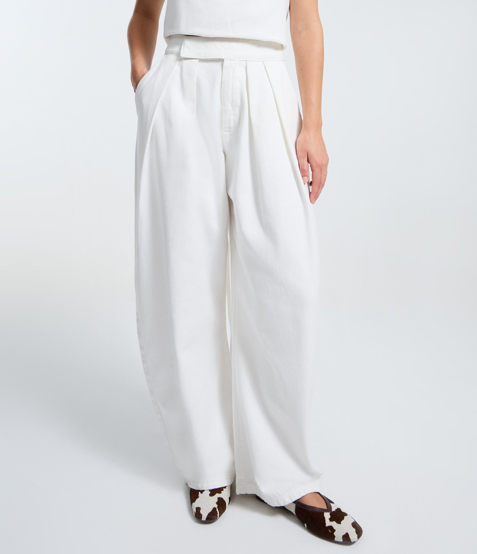 Calça Barrel em Sarja com Pregas e Cintura Alta Branco 2