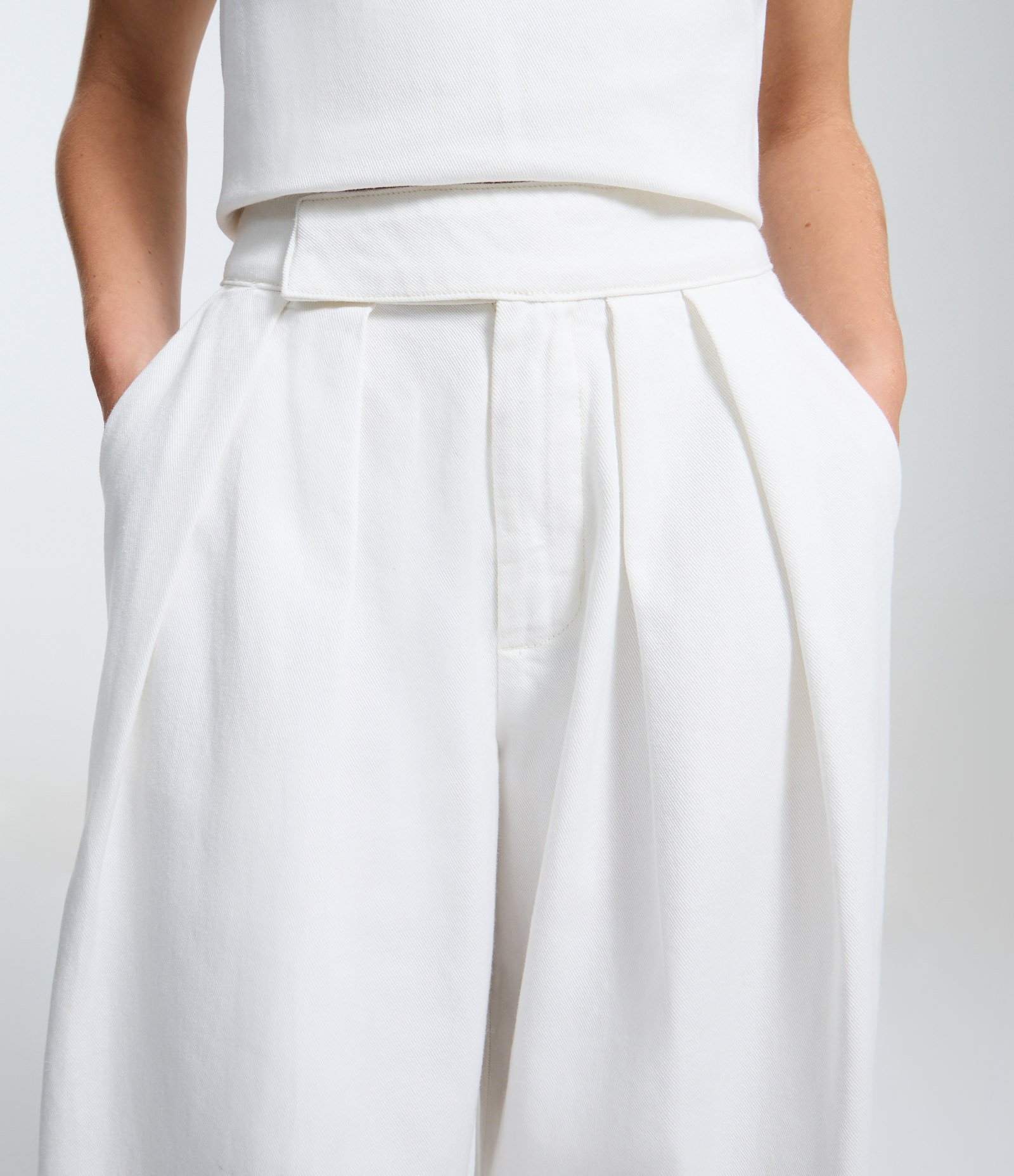 Calça Barrel em Sarja com Pregas e Cintura Alta Branco 3