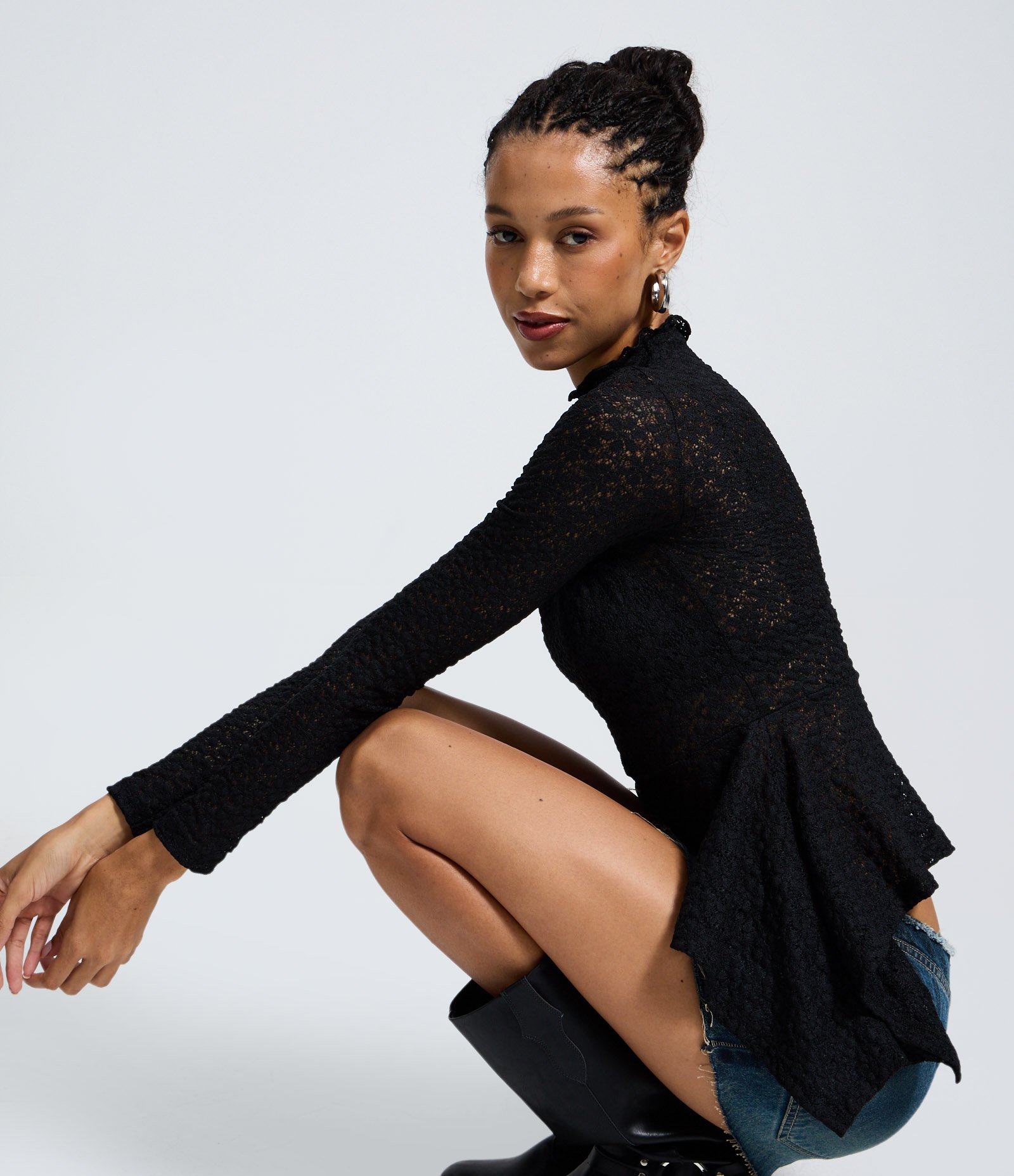 Blusa Peplum em Renda Floral Preto 4