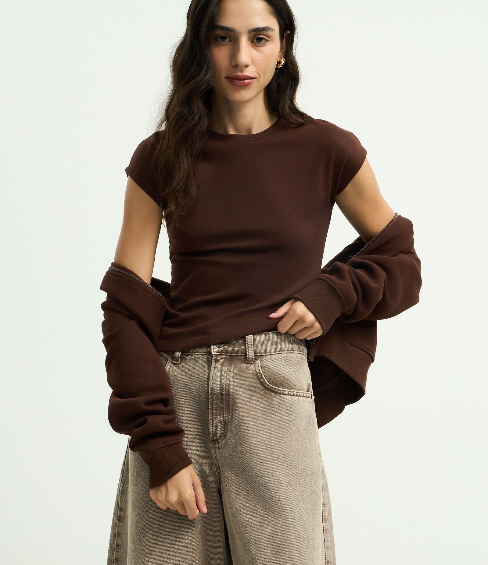 Blusa Básica em Ribana com Ombro Caído Marrom 1