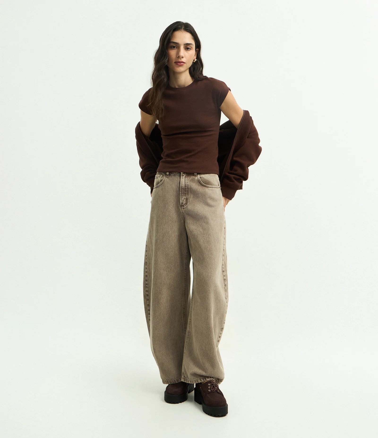 Blusa Básica em Ribana com Ombro Caído Marrom 2