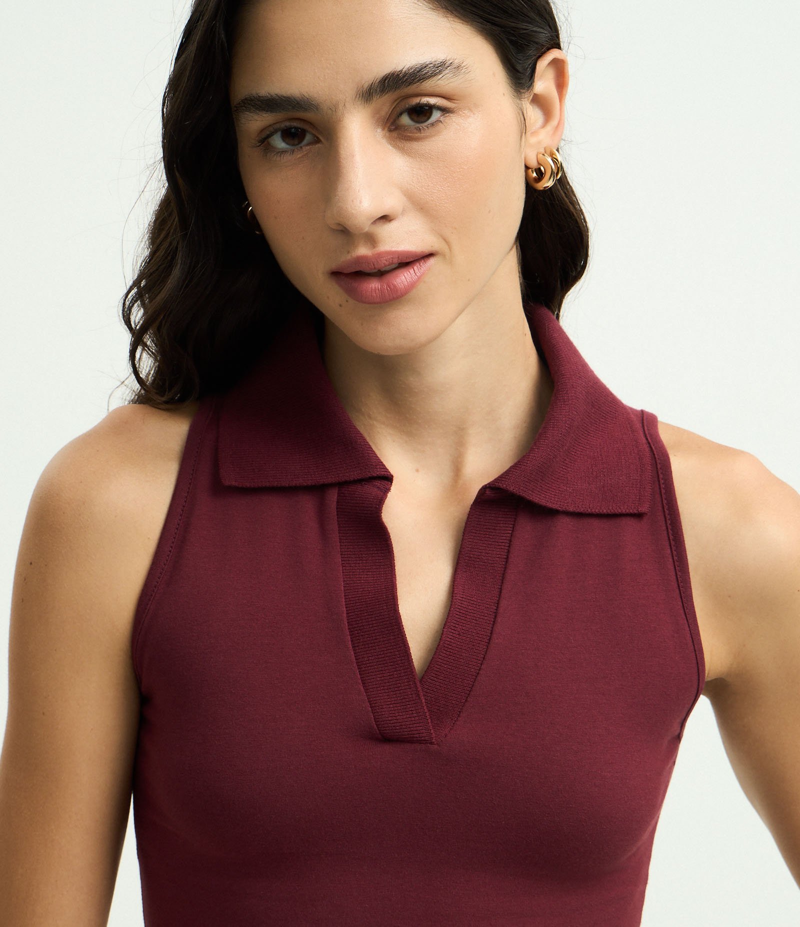 Blusa Polo em Decote V Sem Mangas Vinho 4