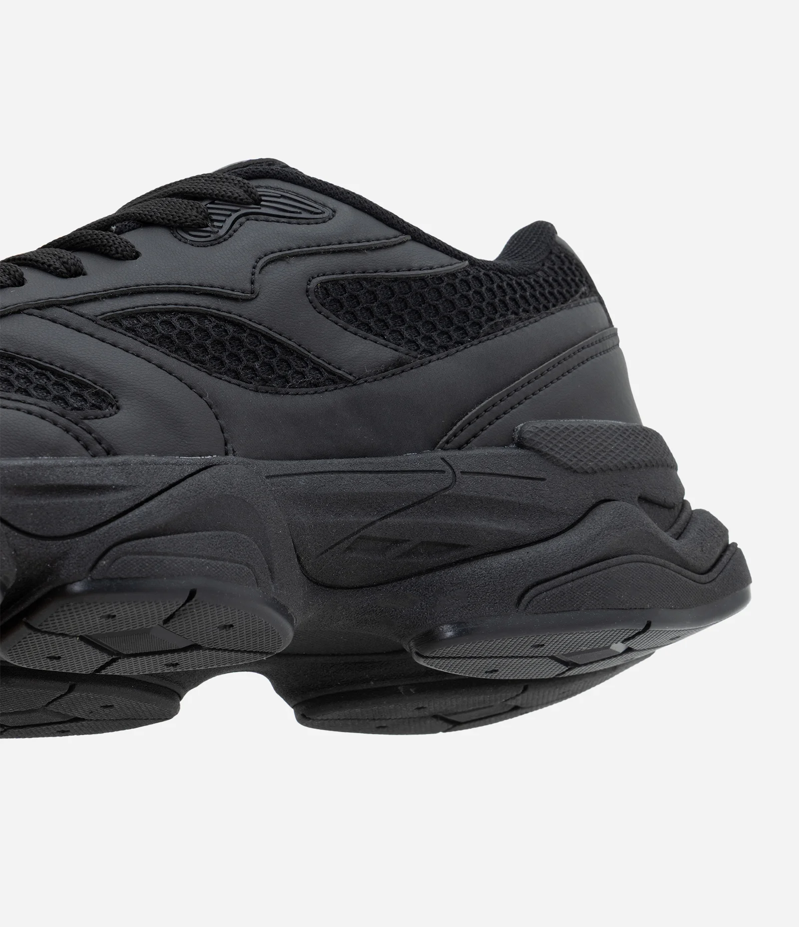 Tênis Dad Sneaker em PU com Recortes e Solado Preto 3