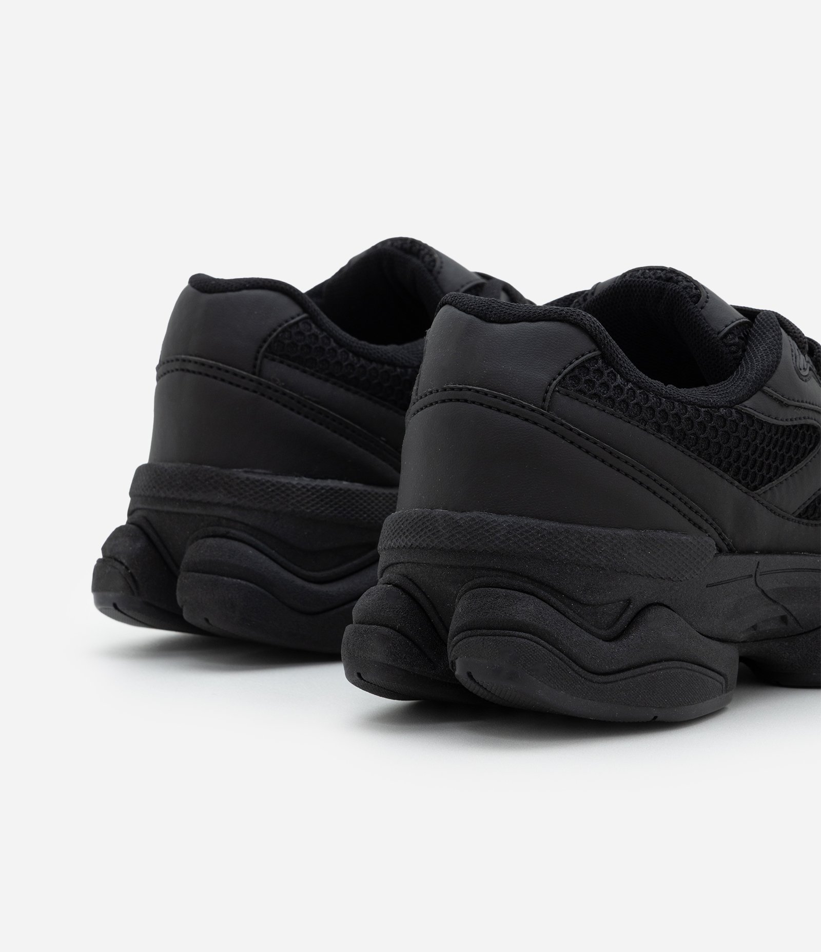 Tênis Dad Sneaker em PU com Recortes e Solado Preto 4