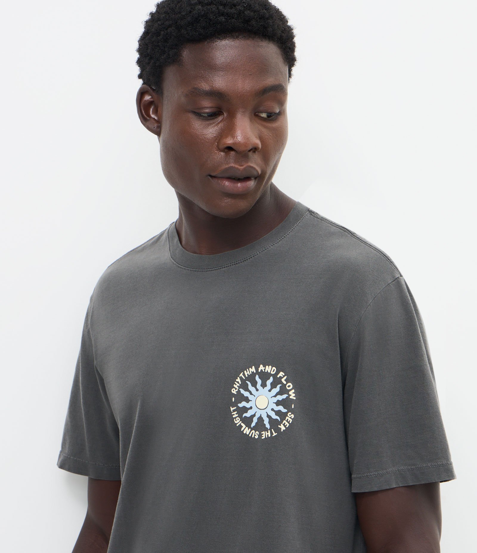 Camiseta Comfort em Algodão com Lettering e Estampa Estonada Preto 3