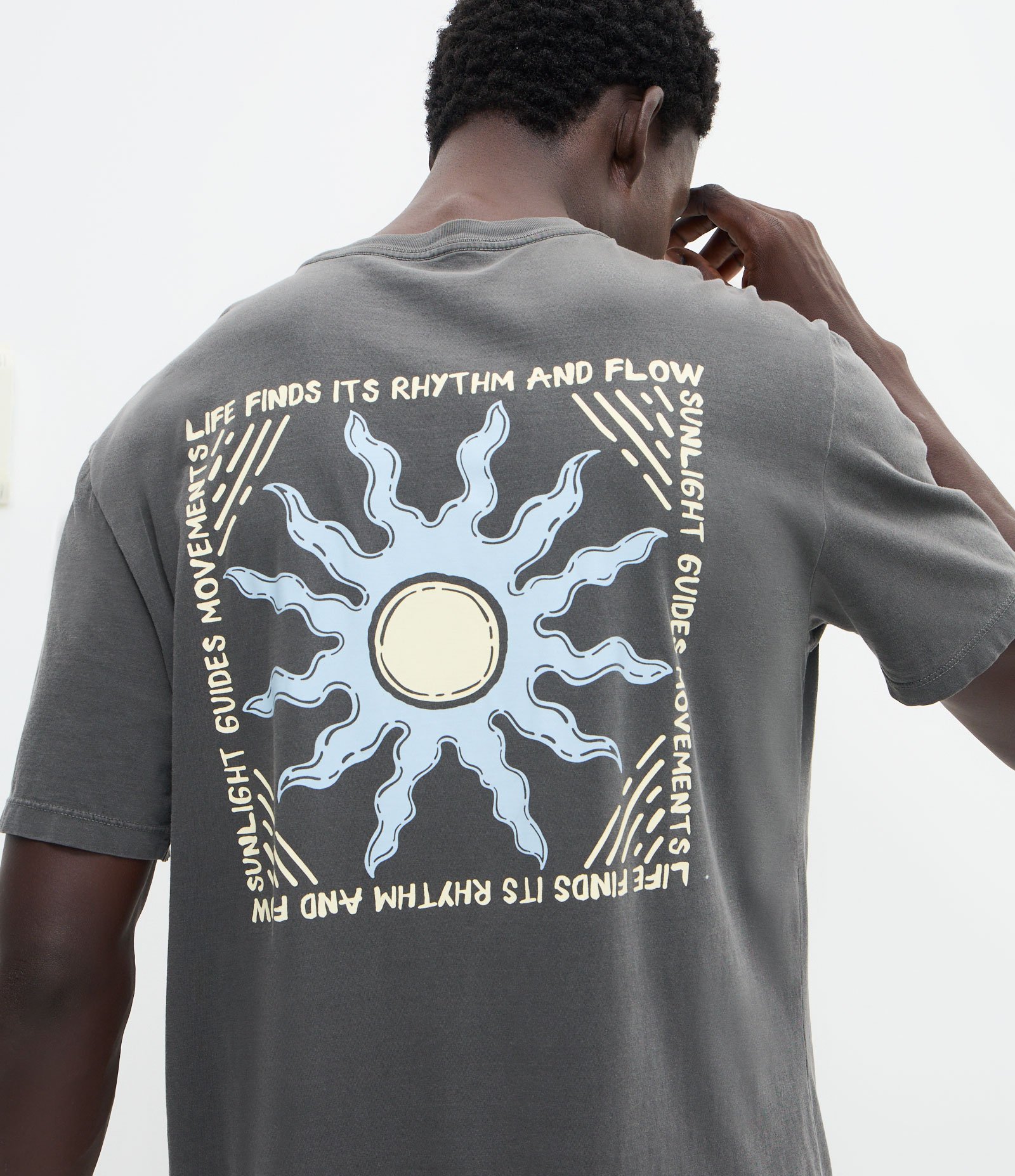 Camiseta Comfort em Algodão com Lettering e Estampa Estonada Preto 4