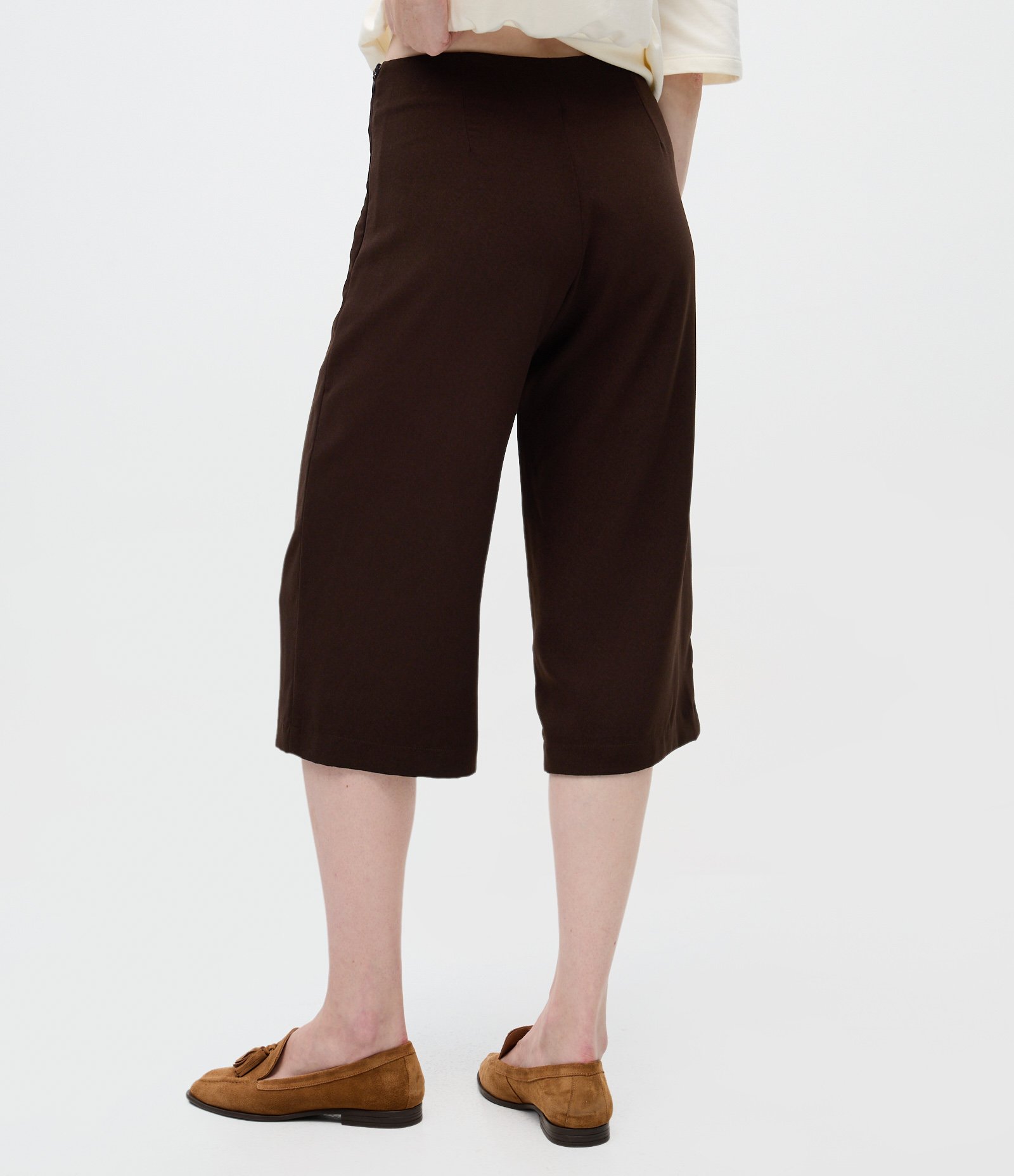 Bermuda Reta Alfaiatada com Cintura Baixa Marrom 5