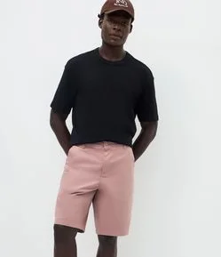 Bermuda em Sarja com Cós Passante e Bolsos