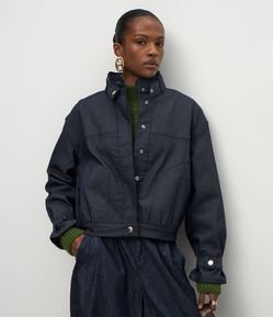 Jaqueta Bomber em Jeans com Bolsos