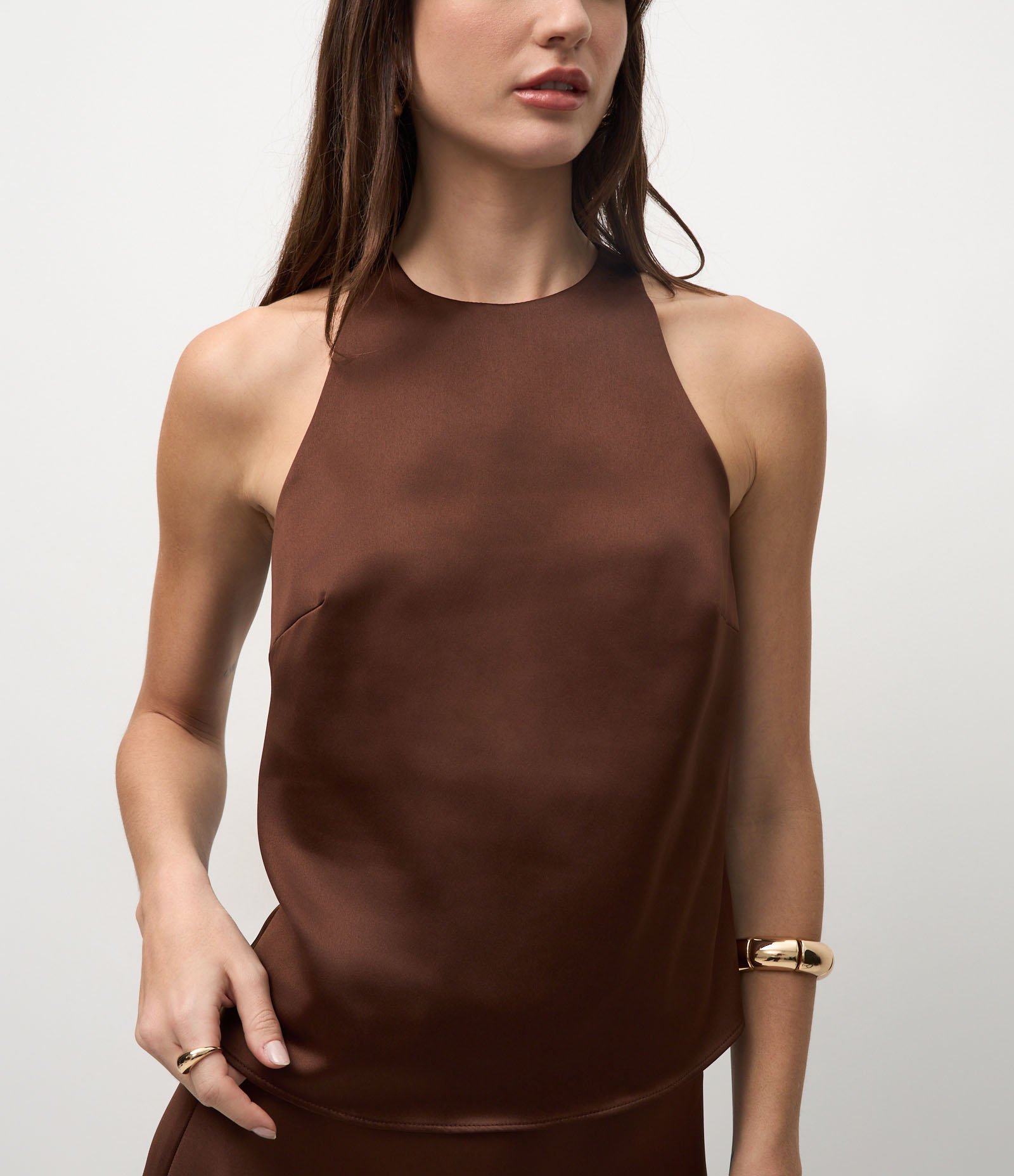 Blusa Acetinada com Decote Halter Marrom 3