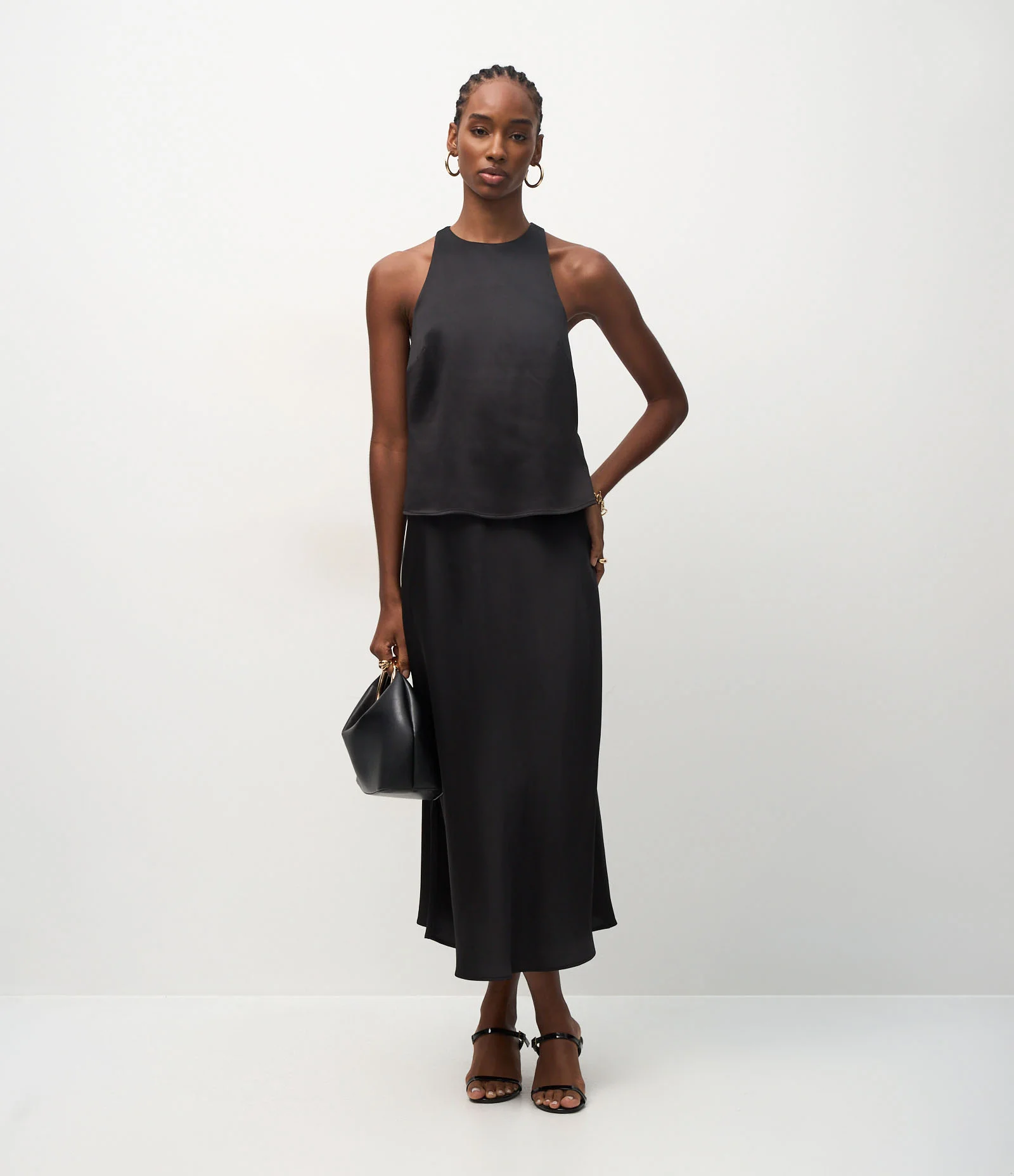 Blusa Acetinada com Decote Halter Preto 2