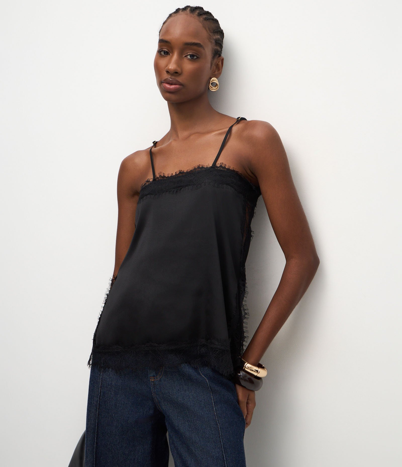 Blusa Acetinada com Decote Quadrado e Renda Aplicada Preto 1